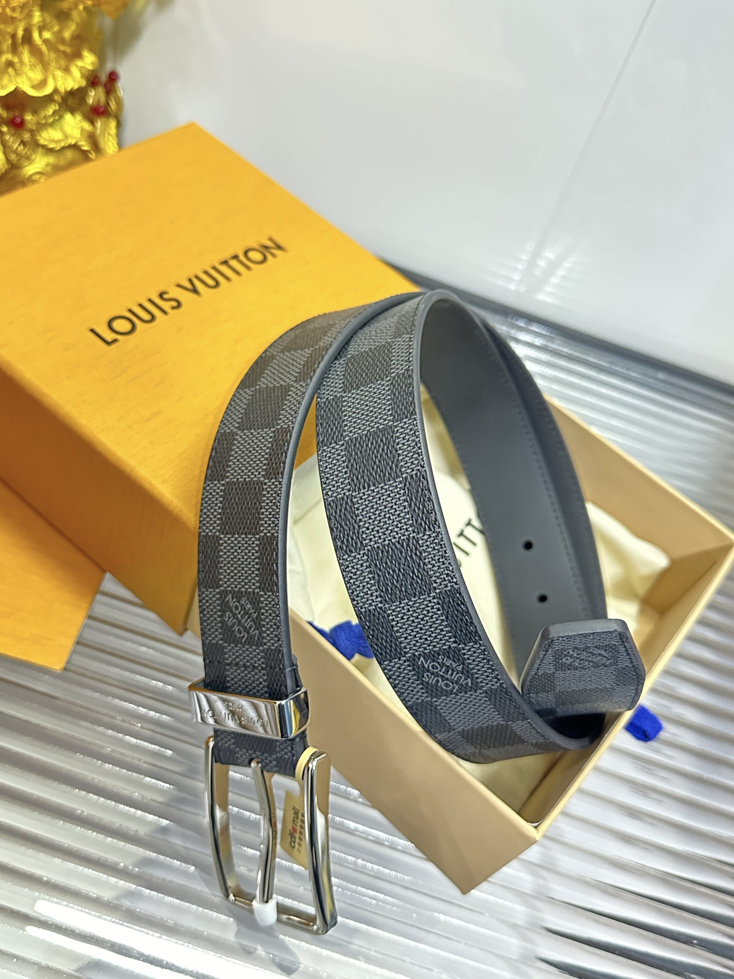 Louis Vuitton 款 宽度：𝟑 𝟱𝗰𝗺 路易威登Louis Vuitton 针扣系列 休闲百搭« 配全套 原包装 » 官网仍在售 对版开模 编码 五金扣/精品纯铜+ 荔枝纹小牛皮 代购正货级 · 精细完美走线 细节 工整 高品质质量