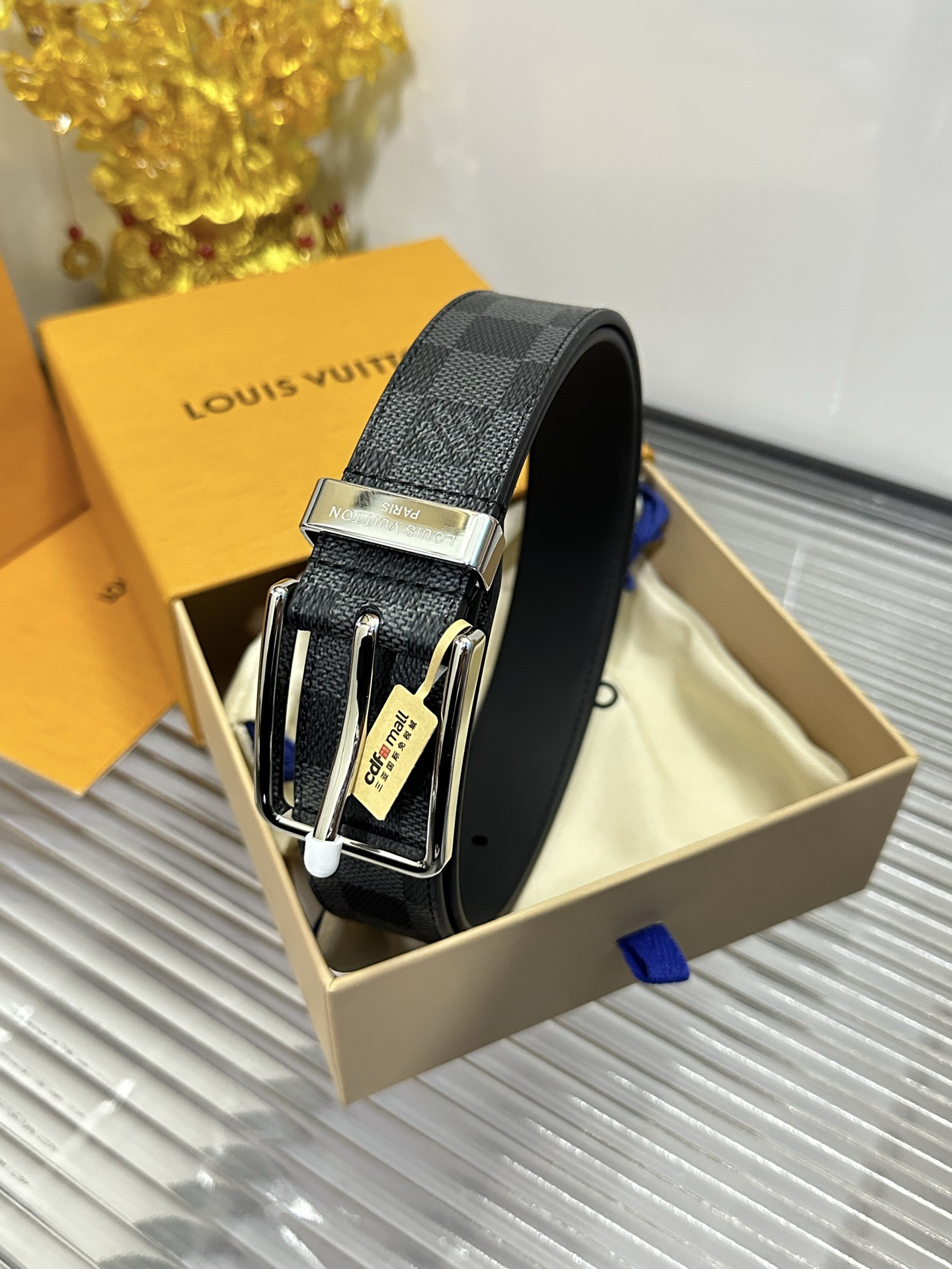 Louis Vuitton 款 宽度：𝟑 𝟱𝗰𝗺 路易威登Louis Vuitton 针扣系列 休闲百搭« 配全套 原包装 » 官网仍在售 对版开模 编码 五金扣/精品纯铜+ 荔枝纹小牛皮 代购正货级 · 精细完美走线 细节 工整 高品质质量