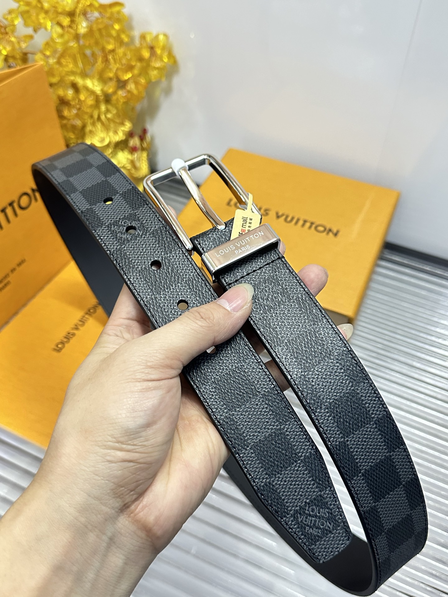 Louis Vuitton 款 宽度：𝟑 𝟱𝗰𝗺 路易威登Louis Vuitton 针扣系列 休闲百搭« 配全套 原包装 » 官网仍在售 对版开模 编码 五金扣/精品纯铜+ 荔枝纹小牛皮 代购正货级 · 精细完美走线 细节 工整 高品质质量