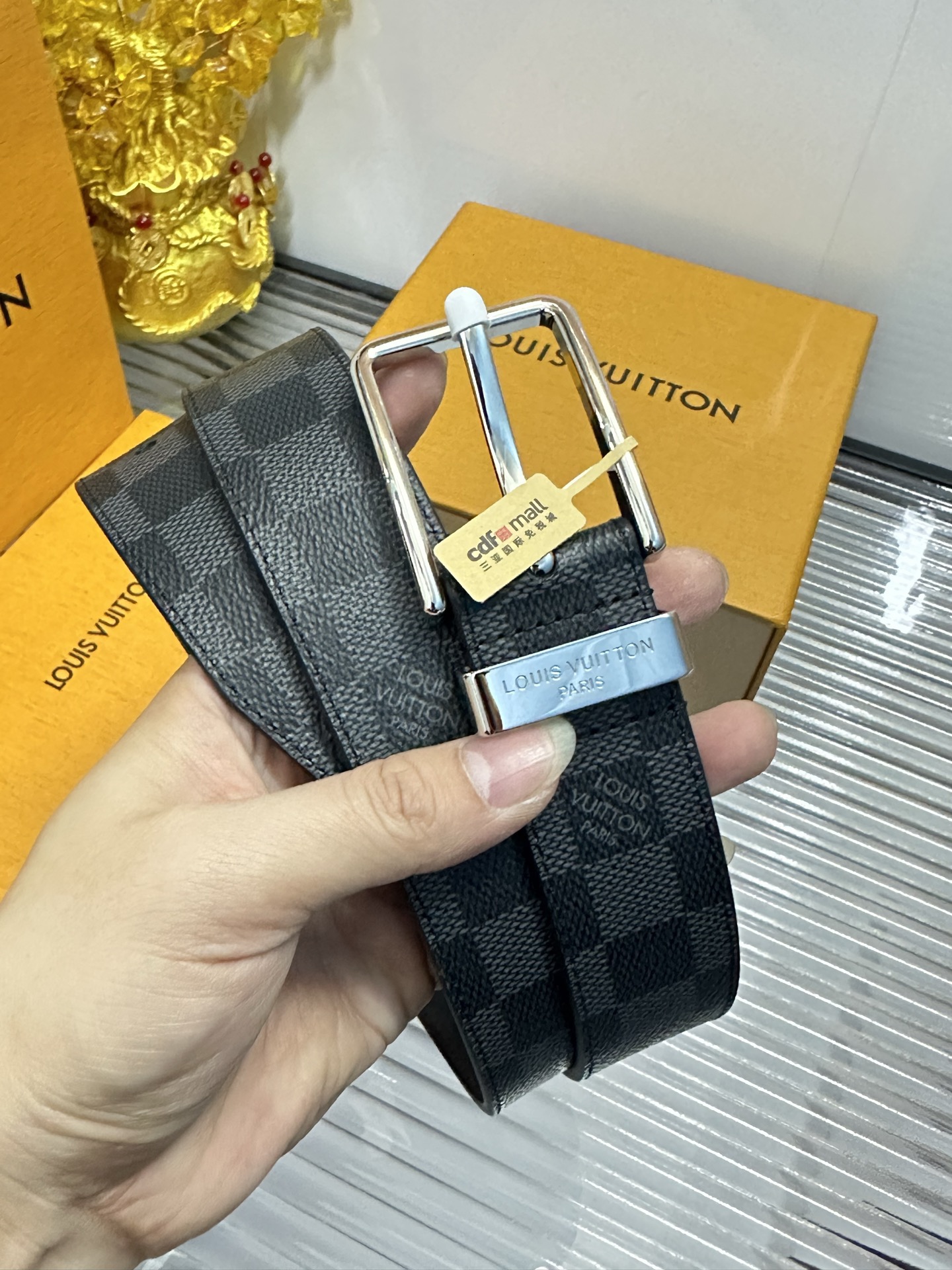 Louis Vuitton 款 宽度：𝟑 𝟱𝗰𝗺 路易威登Louis Vuitton 针扣系列 休闲百搭« 配全套 原包装 » 官网仍在售 对版开模 编码 五金扣/精品纯铜+ 荔枝纹小牛皮 代购正货级 · 精细完美走线 细节 工整 高品质质量