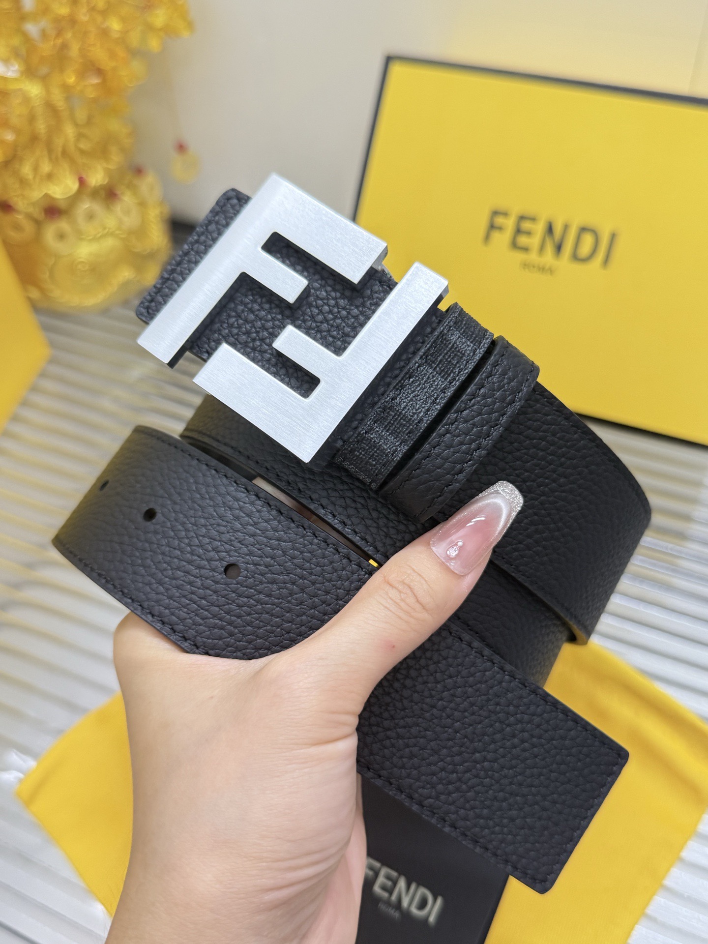 Fendi 宽度：𝟰 𝟬𝗰𝗺 𝐖𝐨𝐦𝐞𝐧'𝐬 𝐛𝐞𝐥𝐭 芬迪 FENDI « 配全套 原包装 » 双面可使用 花纹/荔枝纹 进口小牛皮+精品纯铜五金扣