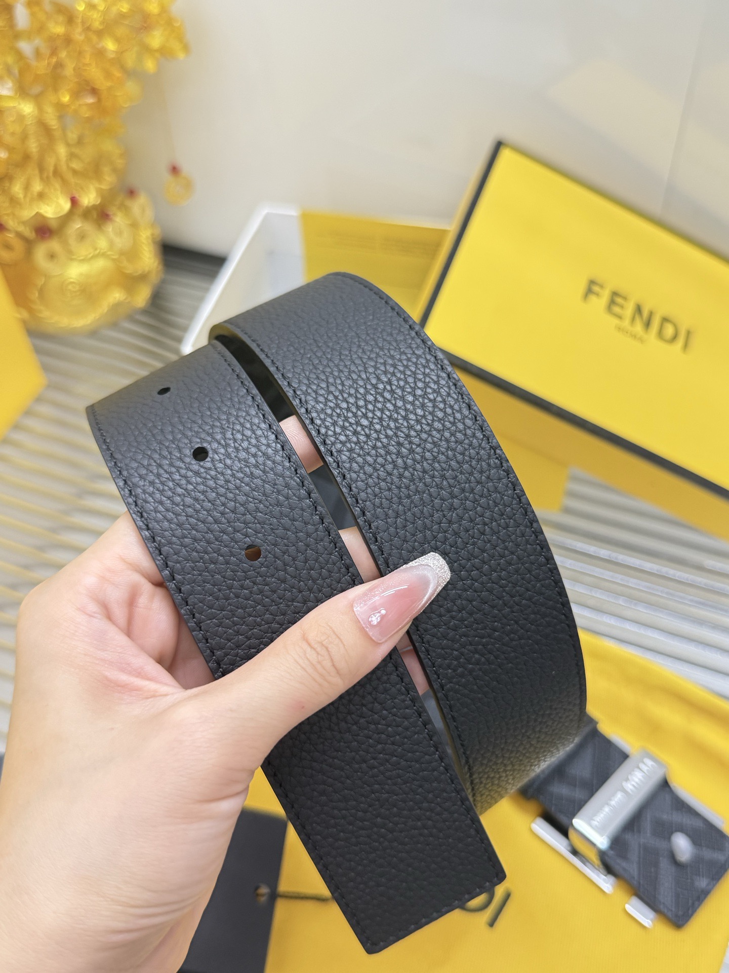 Fendi 宽度：𝟰 𝟬𝗰𝗺 𝐖𝐨𝐦𝐞𝐧'𝐬 𝐛𝐞𝐥𝐭 芬迪 FENDI « 配全套 原包装 » 双面可使用 花纹/荔枝纹 进口小牛皮+精品纯铜五金扣