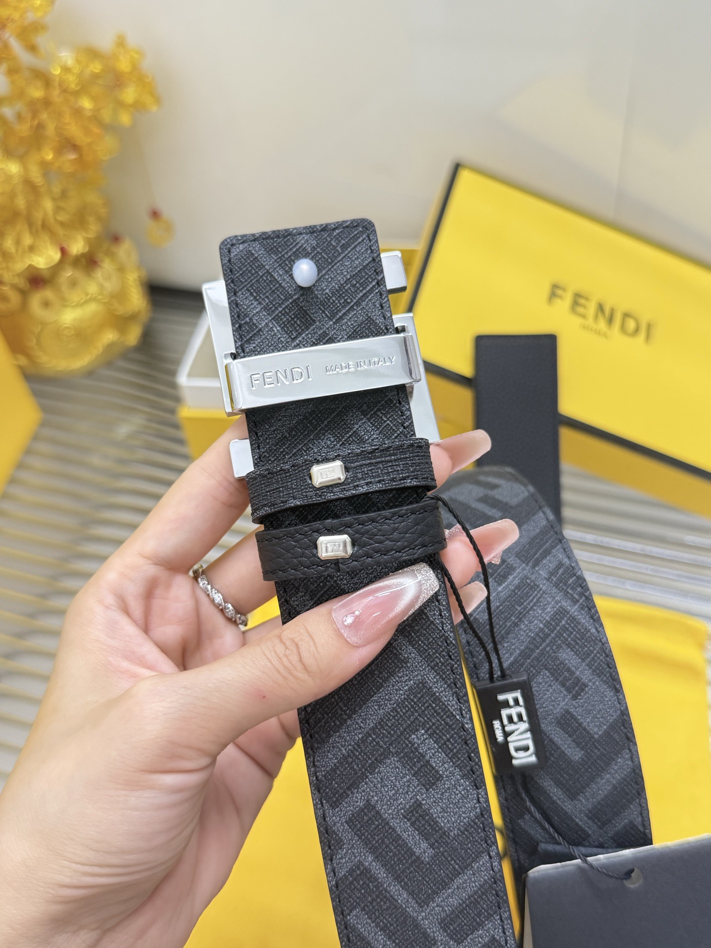 Fendi 宽度：𝟰 𝟬𝗰𝗺 𝐖𝐨𝐦𝐞𝐧'𝐬 𝐛𝐞𝐥𝐭 芬迪 FENDI « 配全套 原包装 » 双面可使用 花纹/荔枝纹 进口小牛皮+精品纯铜五金扣
