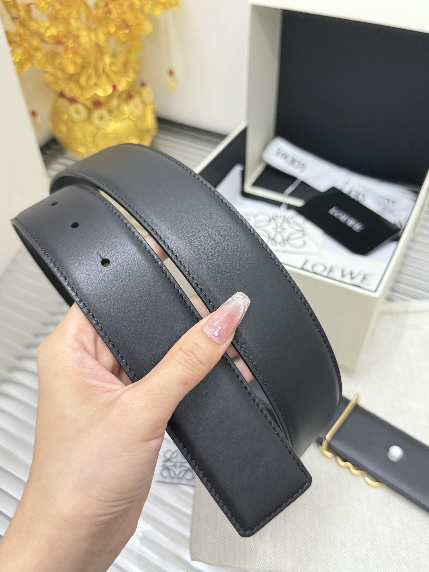 Loewe 宽度：𝟰 𝟬𝗰𝗺 罗意威 LOEWE « 配全套 原包装 » 𝐖𝐨𝐦𝐞𝐧'𝐬 𝐛𝐞𝐥𝐭 双面黑平纹 进口小牛皮+精品纯铜五金扣