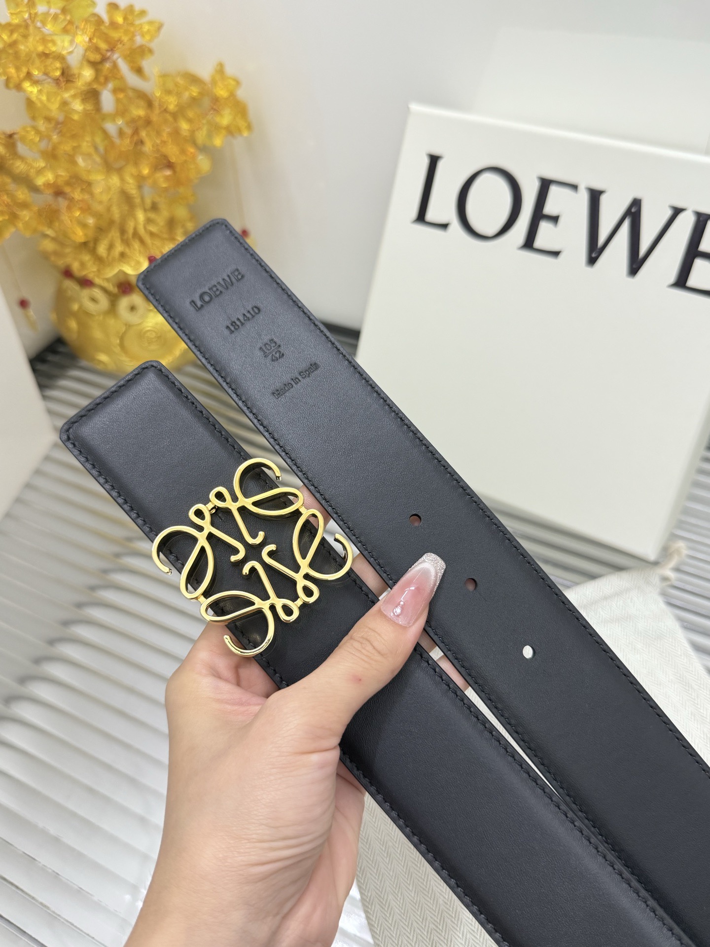 Loewe 宽度：𝟰 𝟬𝗰𝗺 罗意威 LOEWE « 配全套 原包装 » 𝐖𝐨𝐦𝐞𝐧'𝐬 𝐛𝐞𝐥𝐭 双面黑平纹 进口小牛皮+精品纯铜五金扣