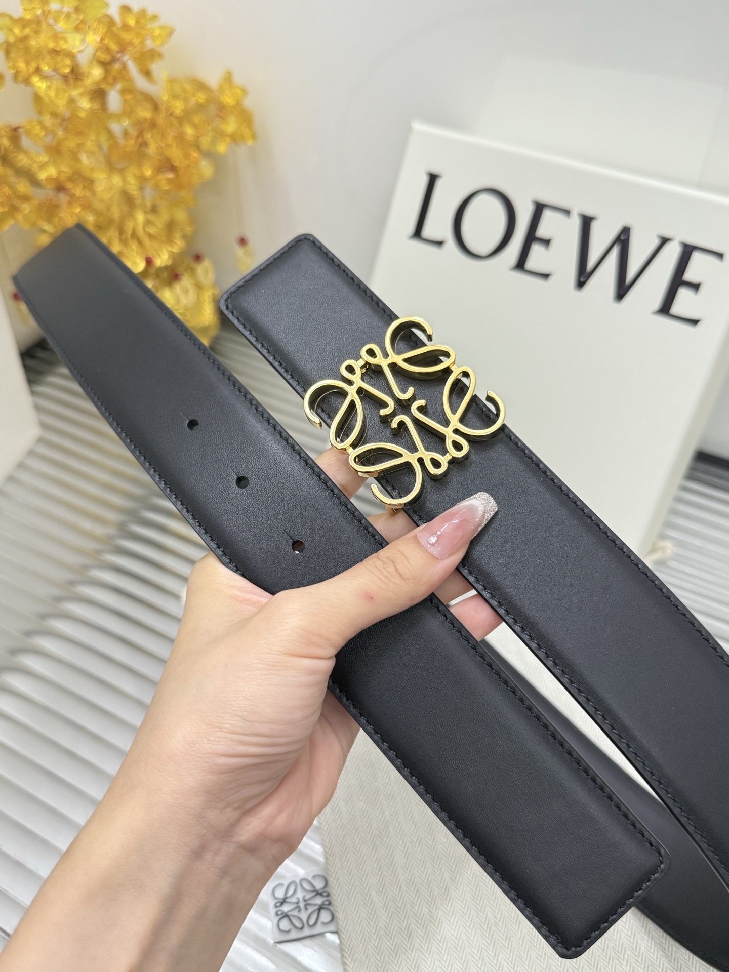Loewe 宽度：𝟰 𝟬𝗰𝗺 罗意威 LOEWE « 配全套 原包装 » 𝐖𝐨𝐦𝐞𝐧'𝐬 𝐛𝐞𝐥𝐭 双面黑平纹 进口小牛皮+精品纯铜五金扣