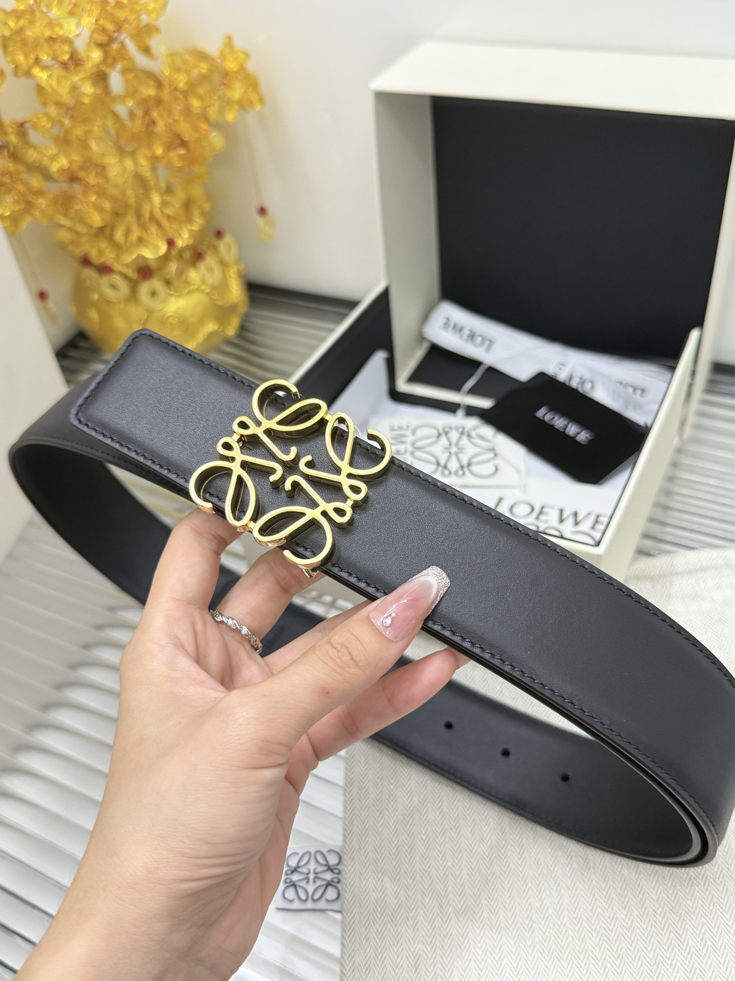 Loewe 宽度：𝟰 𝟬𝗰𝗺 罗意威 LOEWE « 配全套 原包装 » 𝐖𝐨𝐦𝐞𝐧'𝐬 𝐛𝐞𝐥𝐭 双面黑平纹 进口小牛皮+精品纯铜五金扣