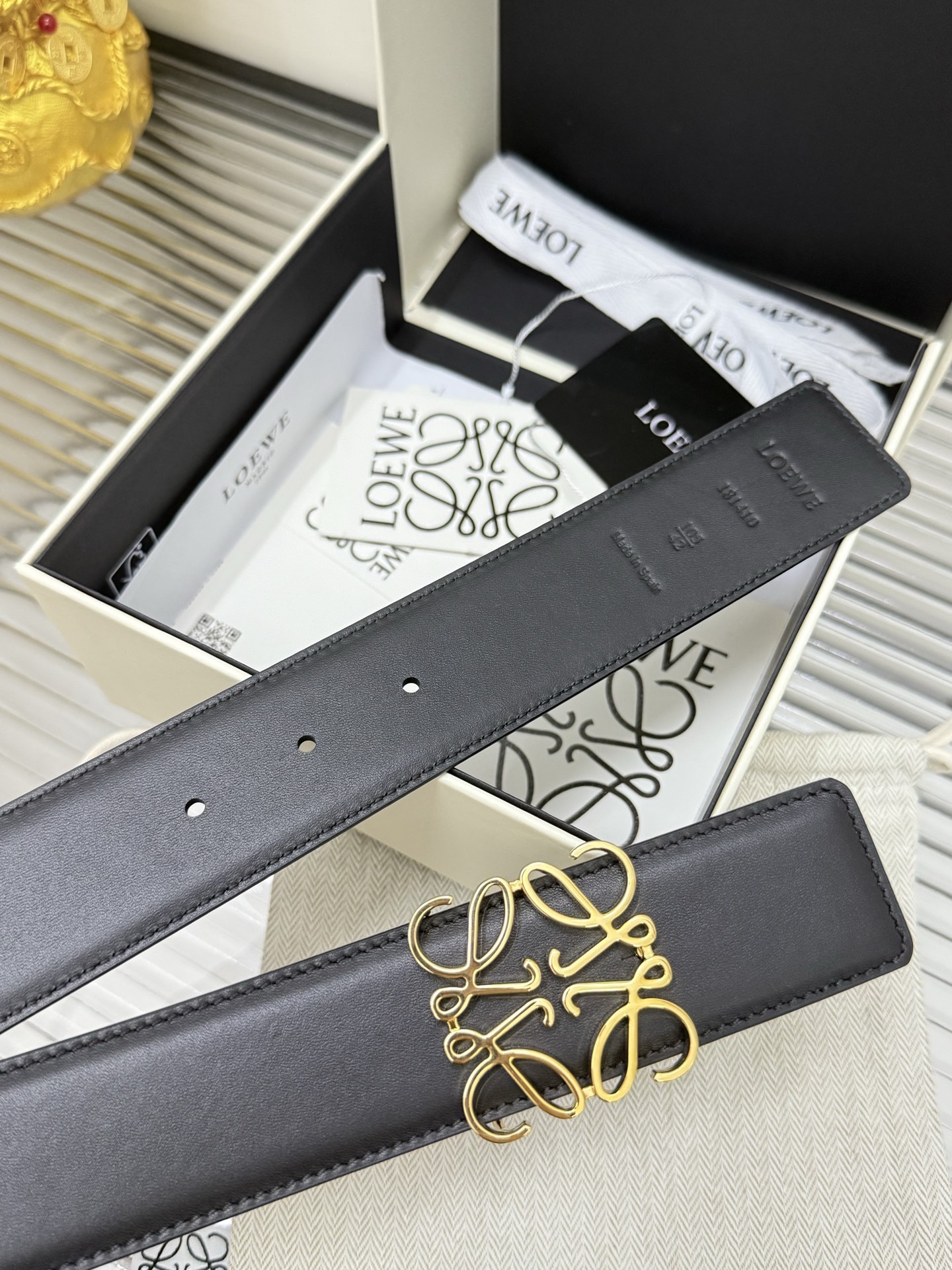 Loewe 宽度：𝟰 𝟬𝗰𝗺 罗意威 LOEWE « 配全套 原包装 » 𝐖𝐨𝐦𝐞𝐧'𝐬 𝐛𝐞𝐥𝐭 双面黑平纹 进口小牛皮+精品纯铜五金扣
