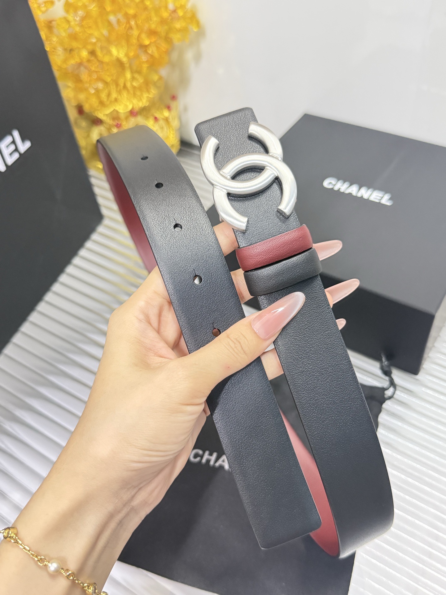 Chanel 宽度：𝟯 𝟬𝗰𝗺 香奈儿 CHANEL « 配全套 原包装 » 双面可用 黑+酒红▪ 进口 小牛皮/皮质柔软舒适+精品纯钢扣▪ 五金扣反面带尺码钢印 代购正货级 · 精细完美走线 细节 工整 高品质质量