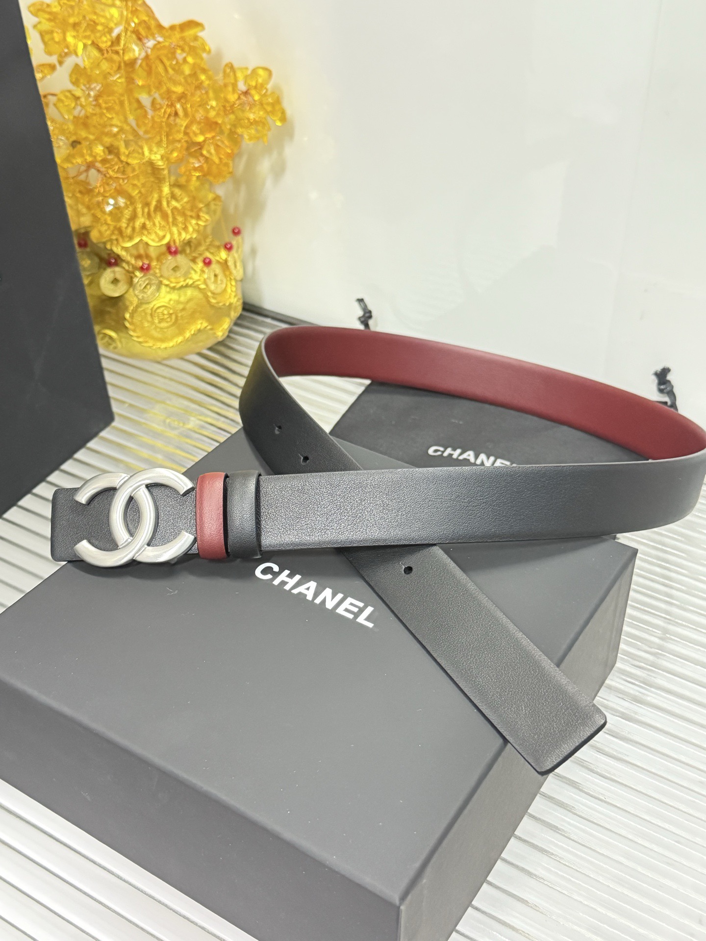 Chanel 宽度：𝟯 𝟬𝗰𝗺 香奈儿 CHANEL « 配全套 原包装 » 双面可用 黑+酒红▪ 进口 小牛皮/皮质柔软舒适+精品纯钢扣▪ 五金扣反面带尺码钢印 代购正货级 · 精细完美走线 细节 工整 高品质质量