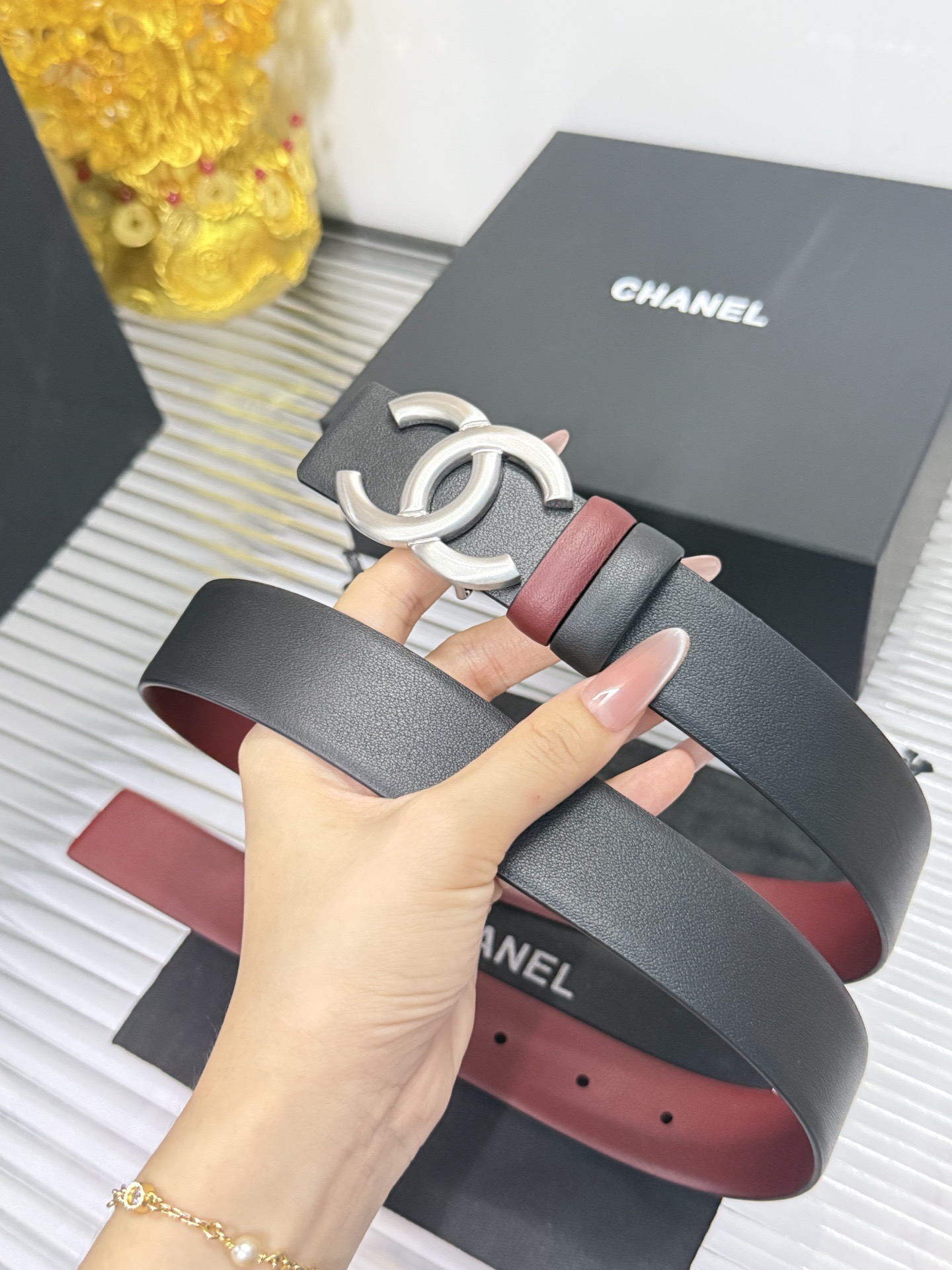 Chanel 宽度：𝟯 𝟬𝗰𝗺 香奈儿 CHANEL « 配全套 原包装 » 双面可用 黑+酒红▪ 进口 小牛皮/皮质柔软舒适+精品纯钢扣▪ 五金扣反面带尺码钢印 代购正货级 · 精细完美走线 细节 工整 高品质质量