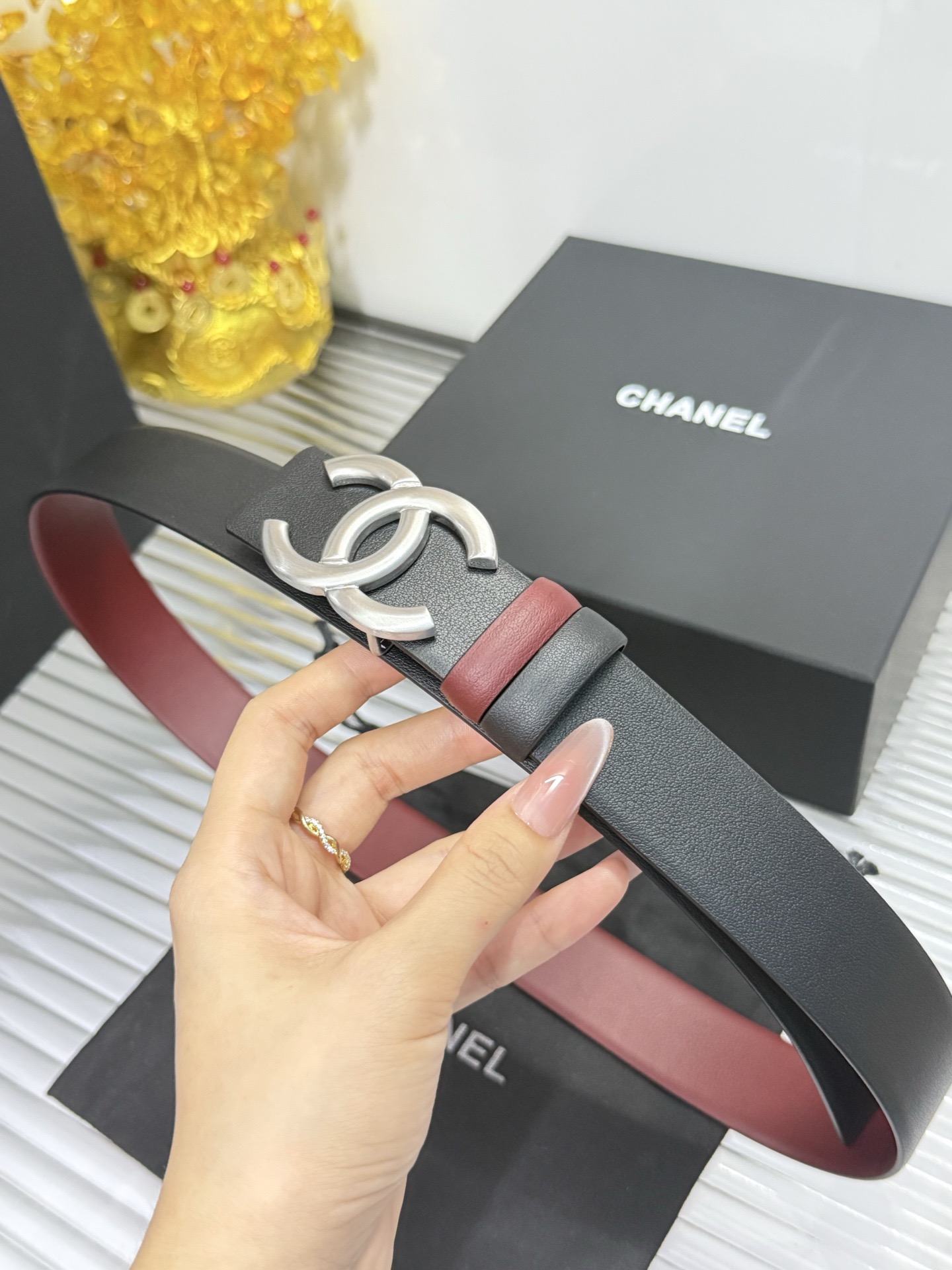 Chanel 宽度：𝟯 𝟬𝗰𝗺 香奈儿 CHANEL « 配全套 原包装 » 双面可用 黑+酒红▪ 进口 小牛皮/皮质柔软舒适+精品纯钢扣▪ 五金扣反面带尺码钢印 代购正货级 · 精细完美走线 细节 工整 高品质质量