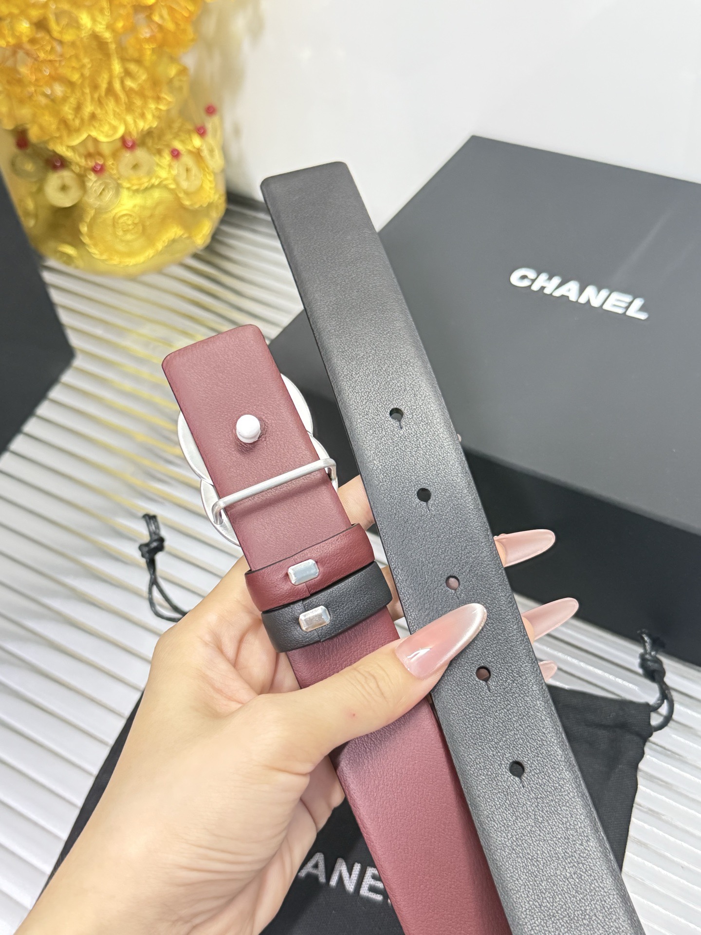Chanel 宽度：𝟯 𝟬𝗰𝗺 香奈儿 CHANEL « 配全套 原包装 » 双面可用 黑+酒红▪ 进口 小牛皮/皮质柔软舒适+精品纯钢扣▪ 五金扣反面带尺码钢印 代购正货级 · 精细完美走线 细节 工整 高品质质量