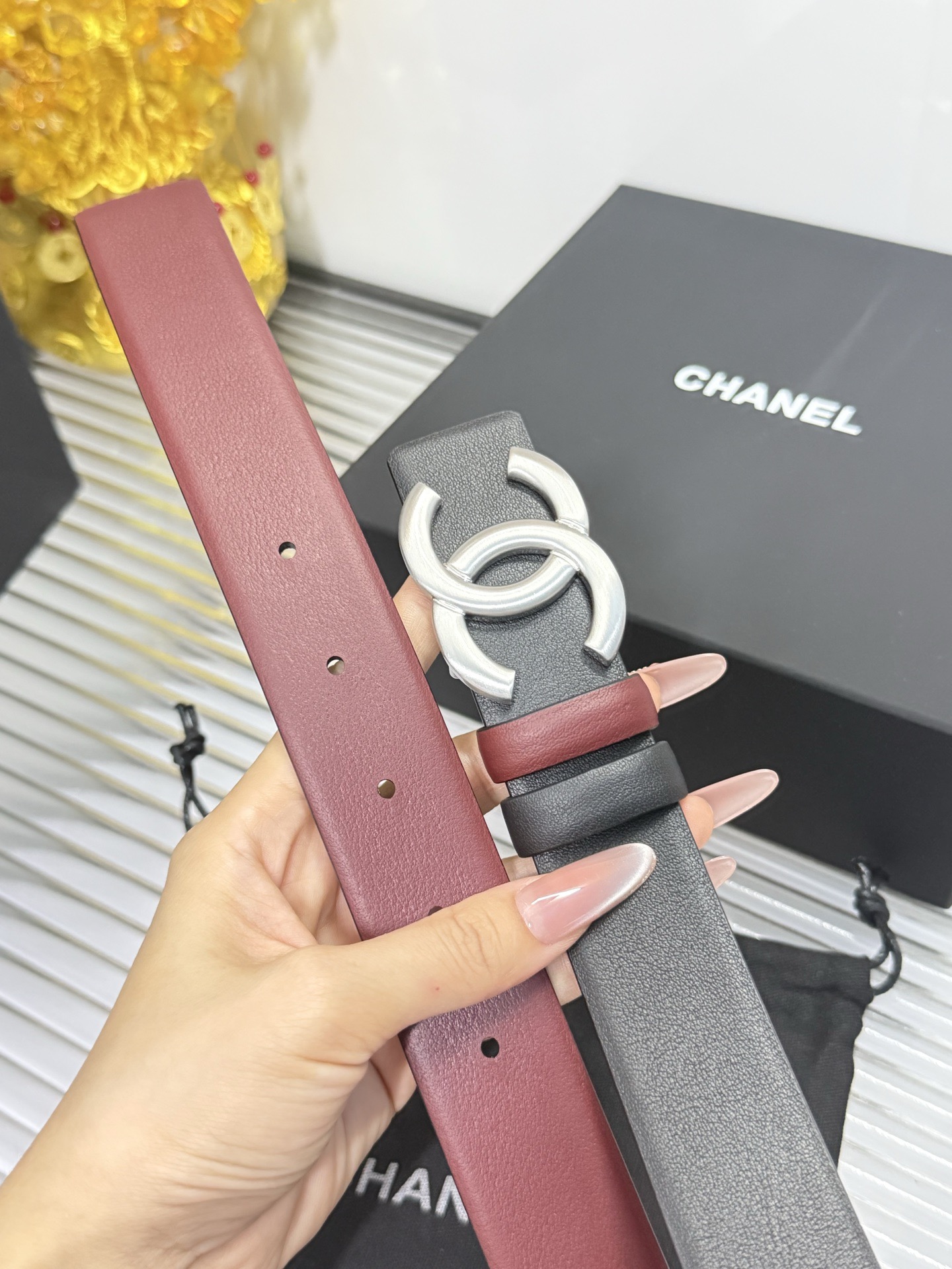 Chanel 宽度：𝟯 𝟬𝗰𝗺 香奈儿 CHANEL « 配全套 原包装 » 双面可用 黑+酒红▪ 进口 小牛皮/皮质柔软舒适+精品纯钢扣▪ 五金扣反面带尺码钢印 代购正货级 · 精细完美走线 细节 工整 高品质质量