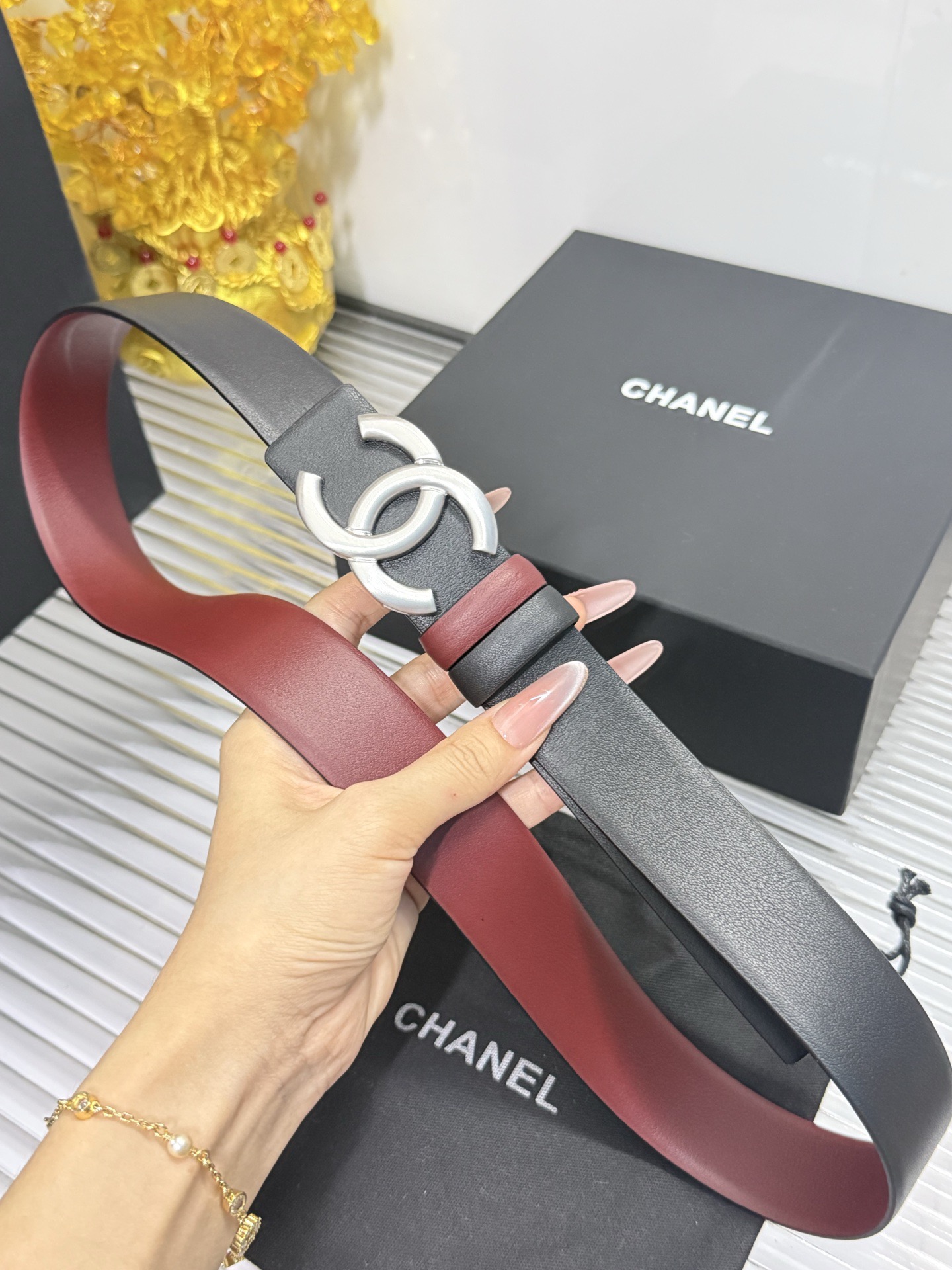 Chanel 宽度：𝟯 𝟬𝗰𝗺 香奈儿 CHANEL « 配全套 原包装 » 双面可用 黑+酒红▪ 进口 小牛皮/皮质柔软舒适+精品纯钢扣▪ 五金扣反面带尺码钢印 代购正货级 · 精细完美走线 细节 工整 高品质质量