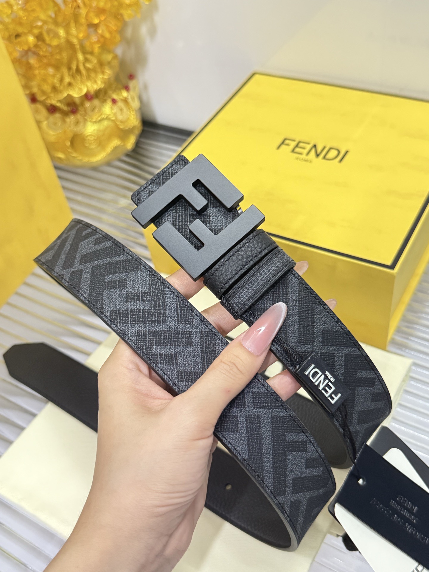 Fendi 宽度：𝟑.𝟱𝗰𝗺 芬迪 FENDI« 配全套 原包装 » 双面可用 进口 /小牛皮+精品纯铜扣