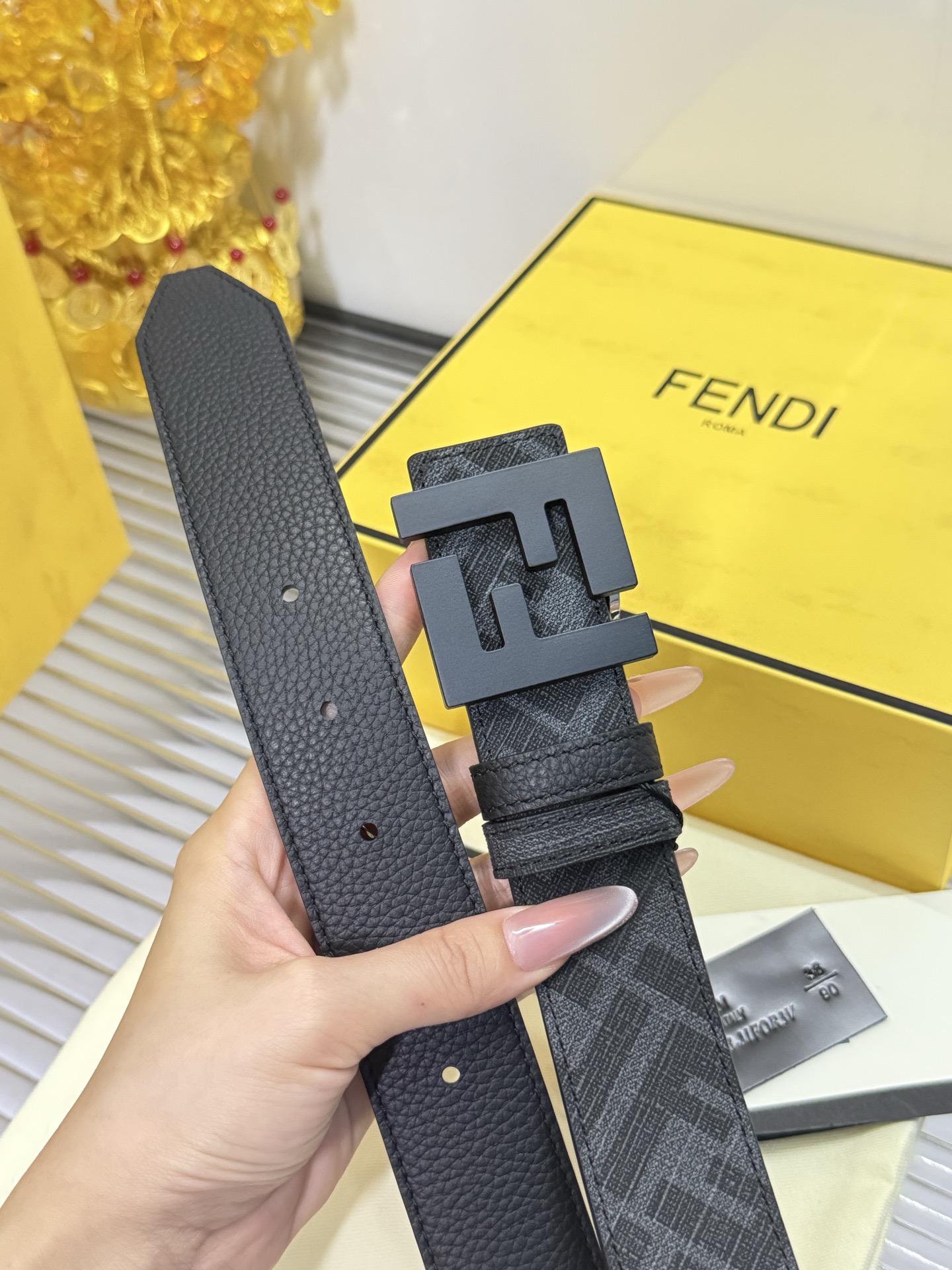 Fendi 宽度：𝟑.𝟱𝗰𝗺 芬迪 FENDI« 配全套 原包装 » 双面可用 进口 /小牛皮+精品纯铜扣