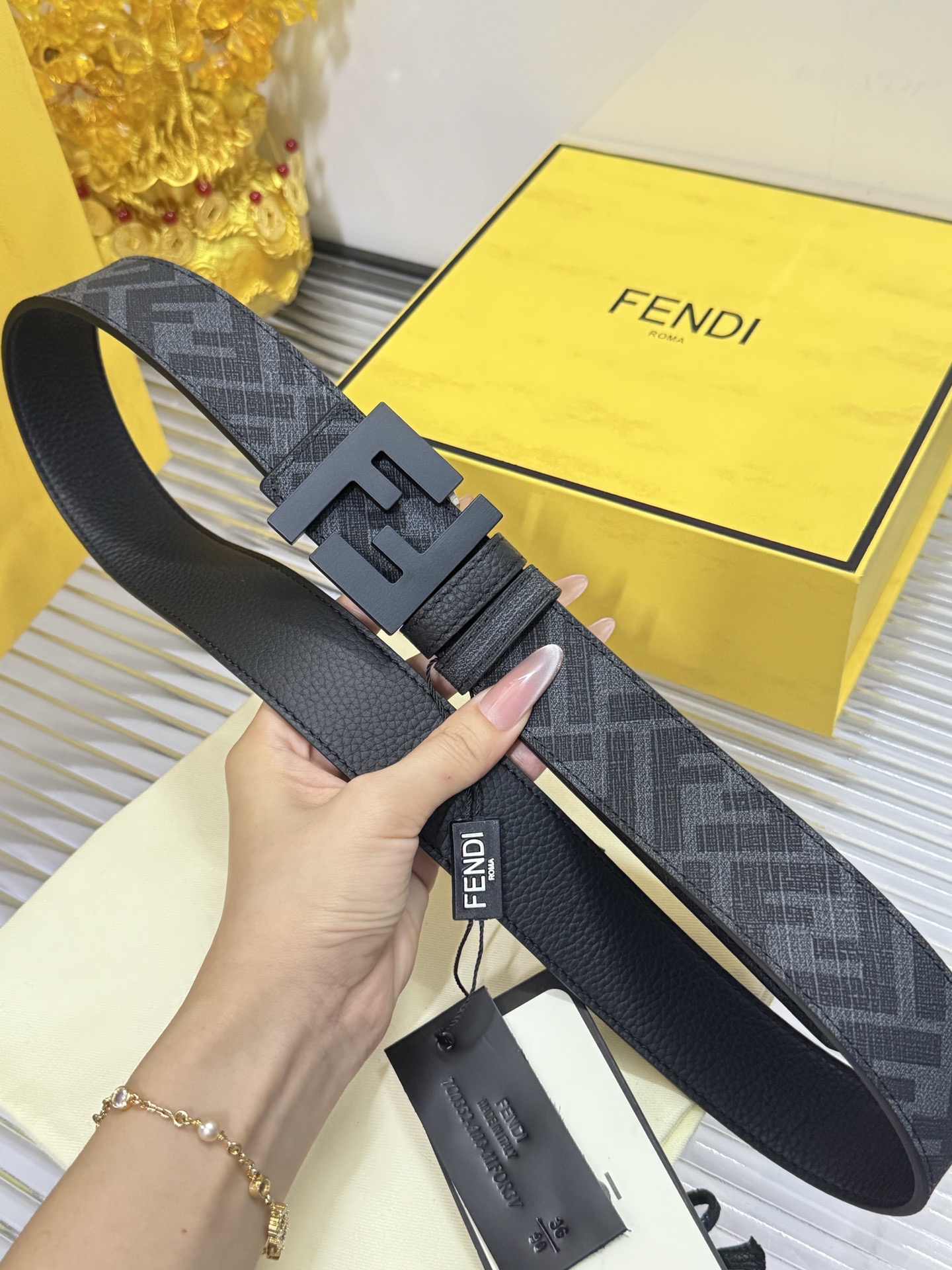 Fendi 宽度：𝟑.𝟱𝗰𝗺 芬迪 FENDI« 配全套 原包装 » 双面可用 进口 /小牛皮+精品纯铜扣