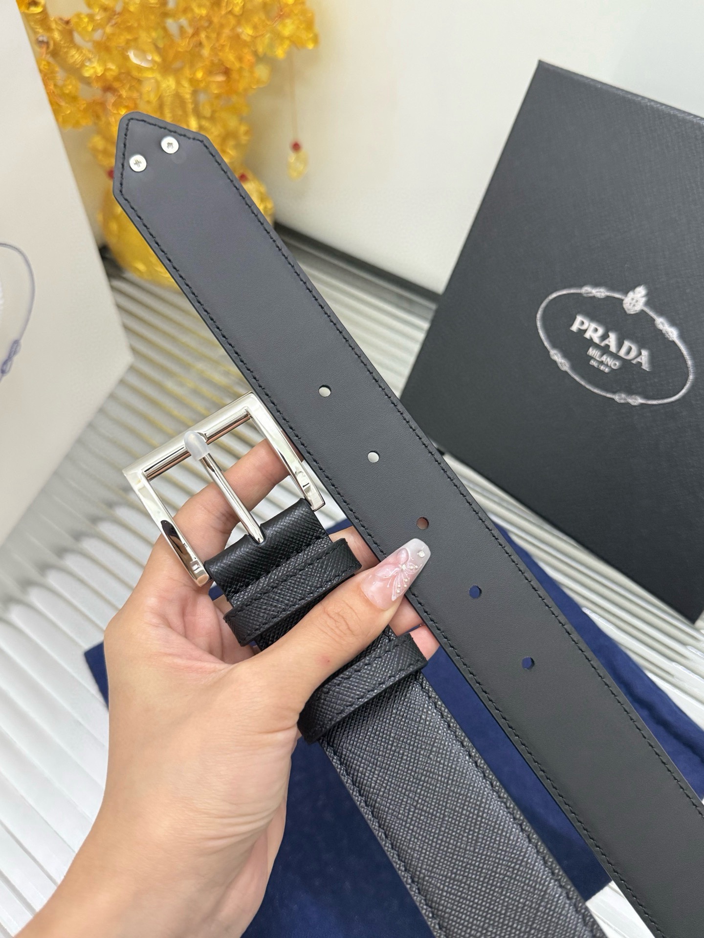 Prada 宽度：𝟑.𝟱𝗰𝗺 普拉达 PRADA « 配全套 原包装 » 针扣系列 做工细节 对版开模钢印