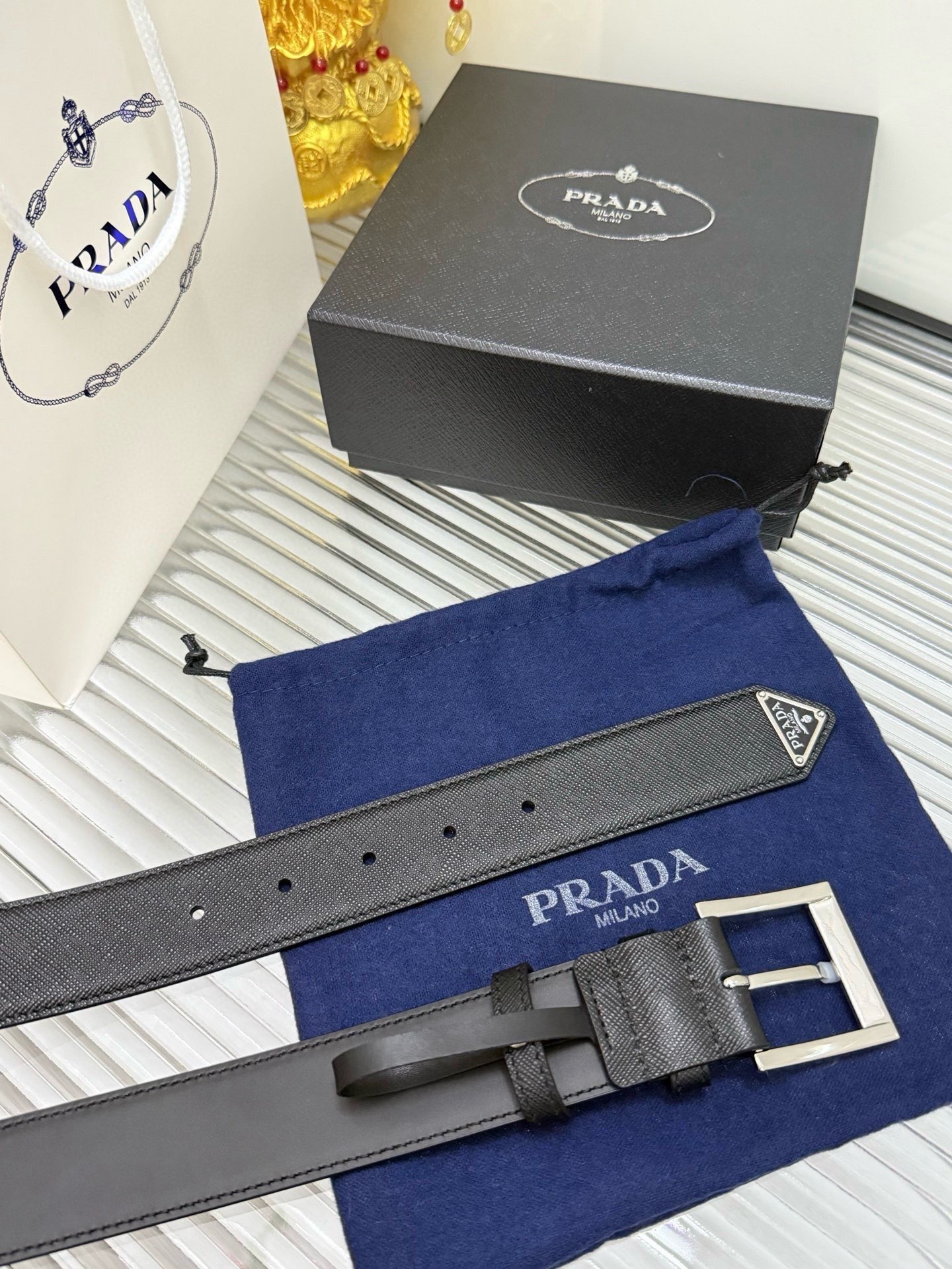 Prada 宽度：𝟑.𝟱𝗰𝗺 普拉达 PRADA « 配全套 原包装 » 针扣系列 做工细节 对版开模钢印