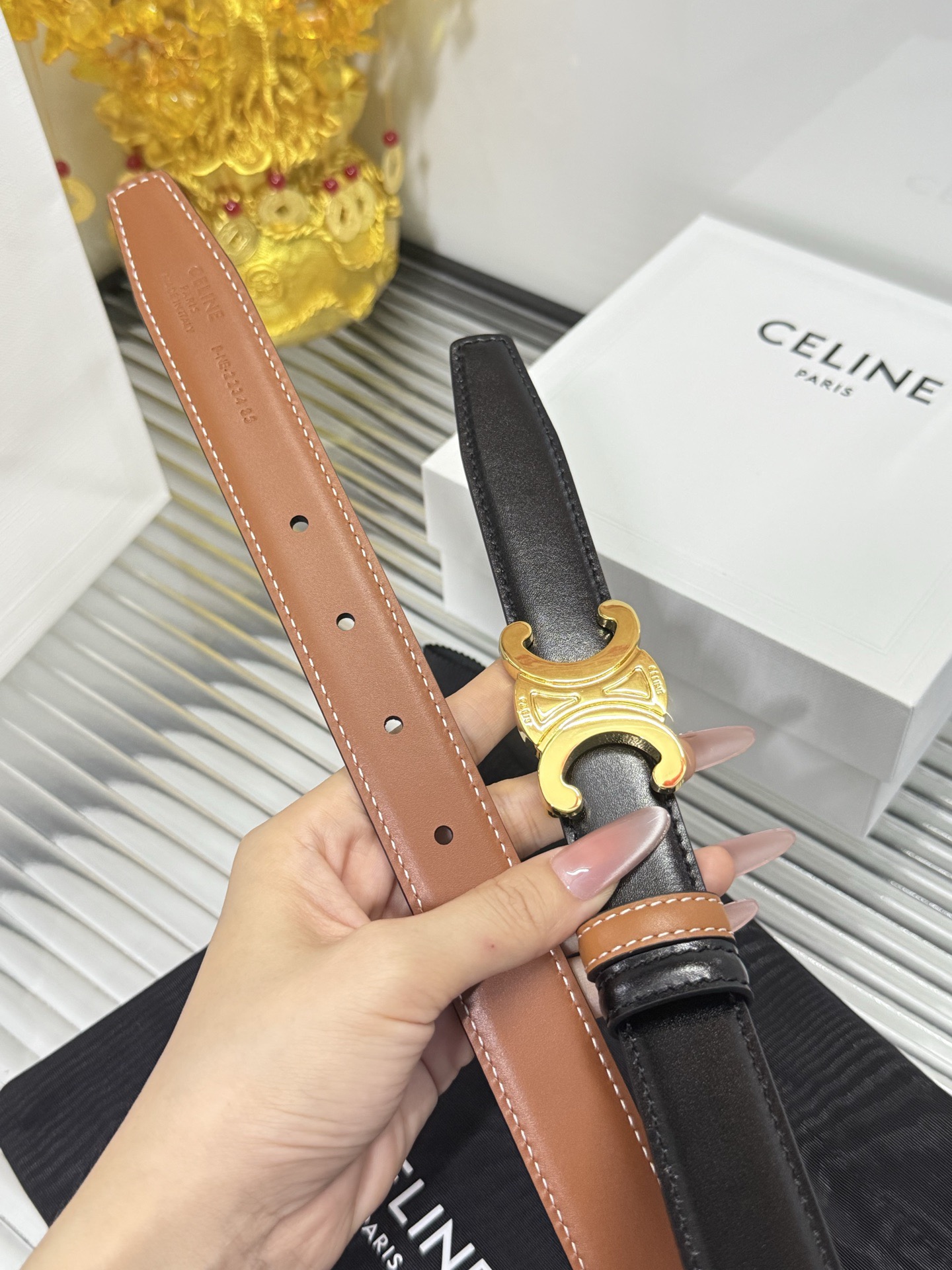 Celine 宽度：𝟮 𝟱𝗰𝗺 赛琳 CELINE « 配全套 原包装 » 双面可用 官网新款 进口 小牛皮+精品纯铜扣/带 膜