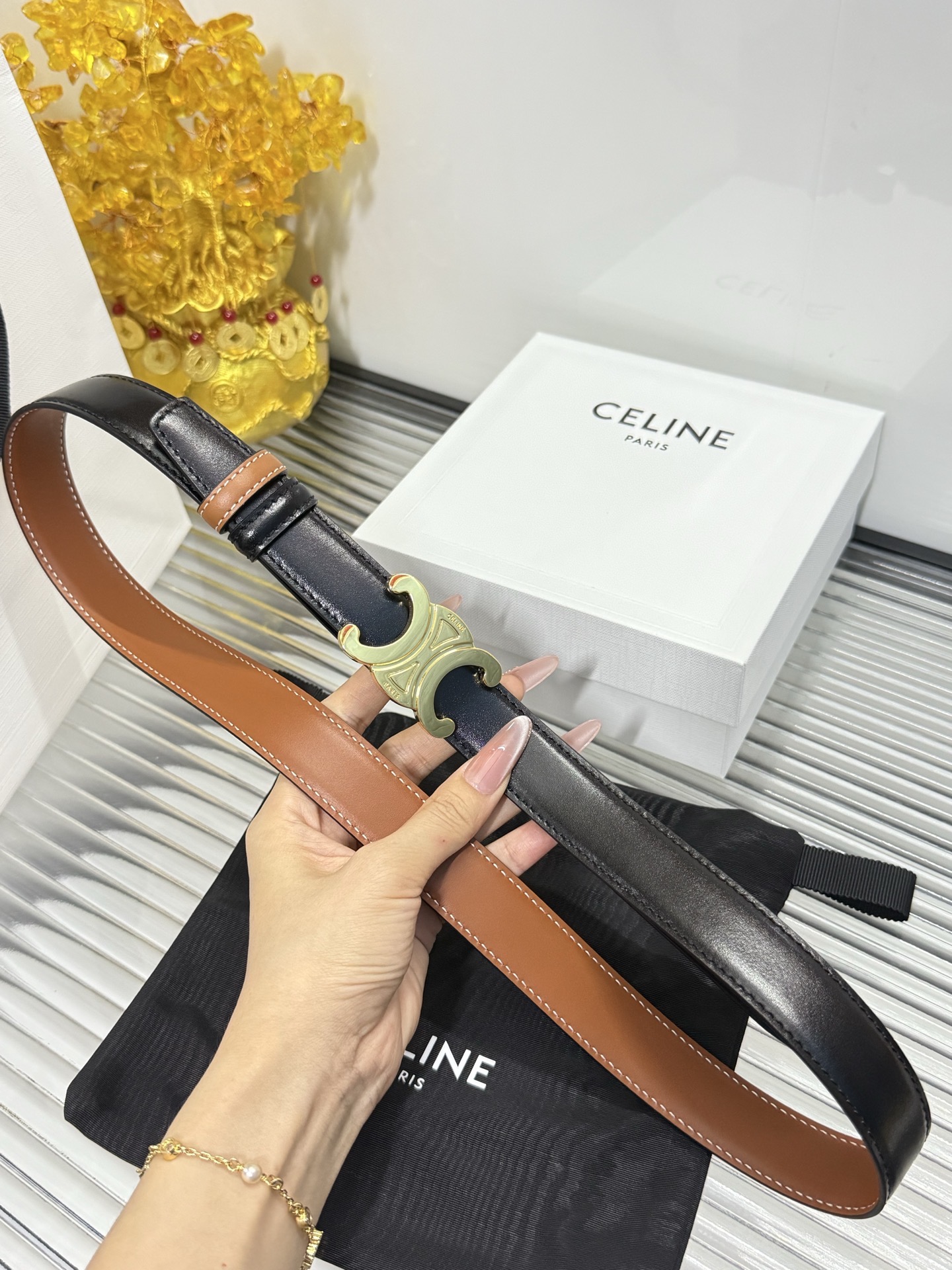 Celine 宽度：𝟮 𝟱𝗰𝗺 赛琳 CELINE « 配全套 原包装 » 双面可用 官网新款 进口 小牛皮+精品纯铜扣/带 膜