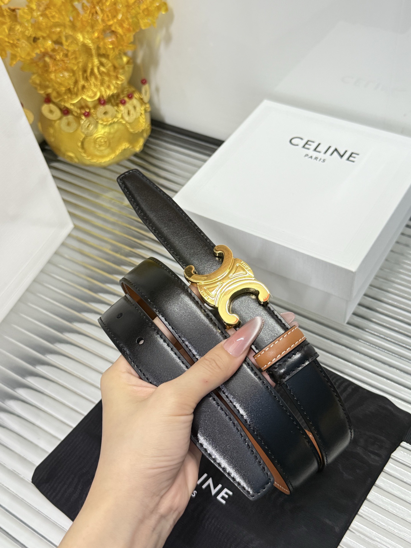 Celine 宽度：𝟮 𝟱𝗰𝗺 赛琳 CELINE « 配全套 原包装 » 双面可用 官网新款 进口 小牛皮+精品纯铜扣/带 膜