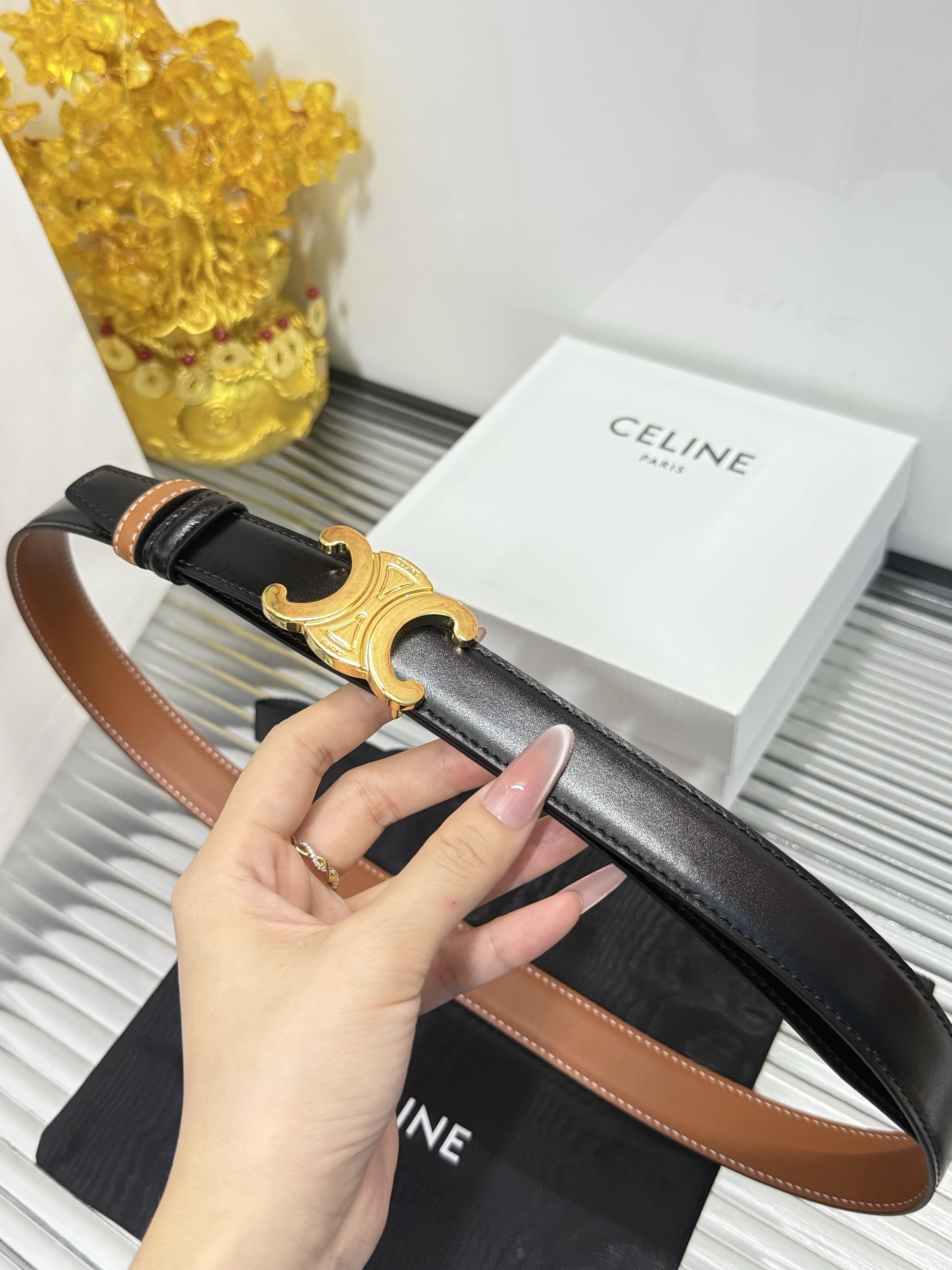 Celine 宽度：𝟮 𝟱𝗰𝗺 赛琳 CELINE « 配全套 原包装 » 双面可用 官网新款 进口 小牛皮+精品纯铜扣/带 膜