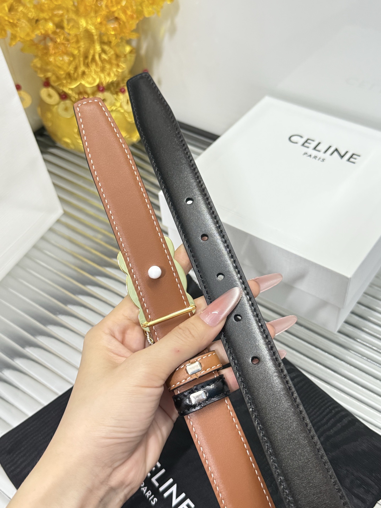 Celine 宽度：𝟮 𝟱𝗰𝗺 赛琳 CELINE « 配全套 原包装 » 双面可用 官网新款 进口 小牛皮+精品纯铜扣/带 膜