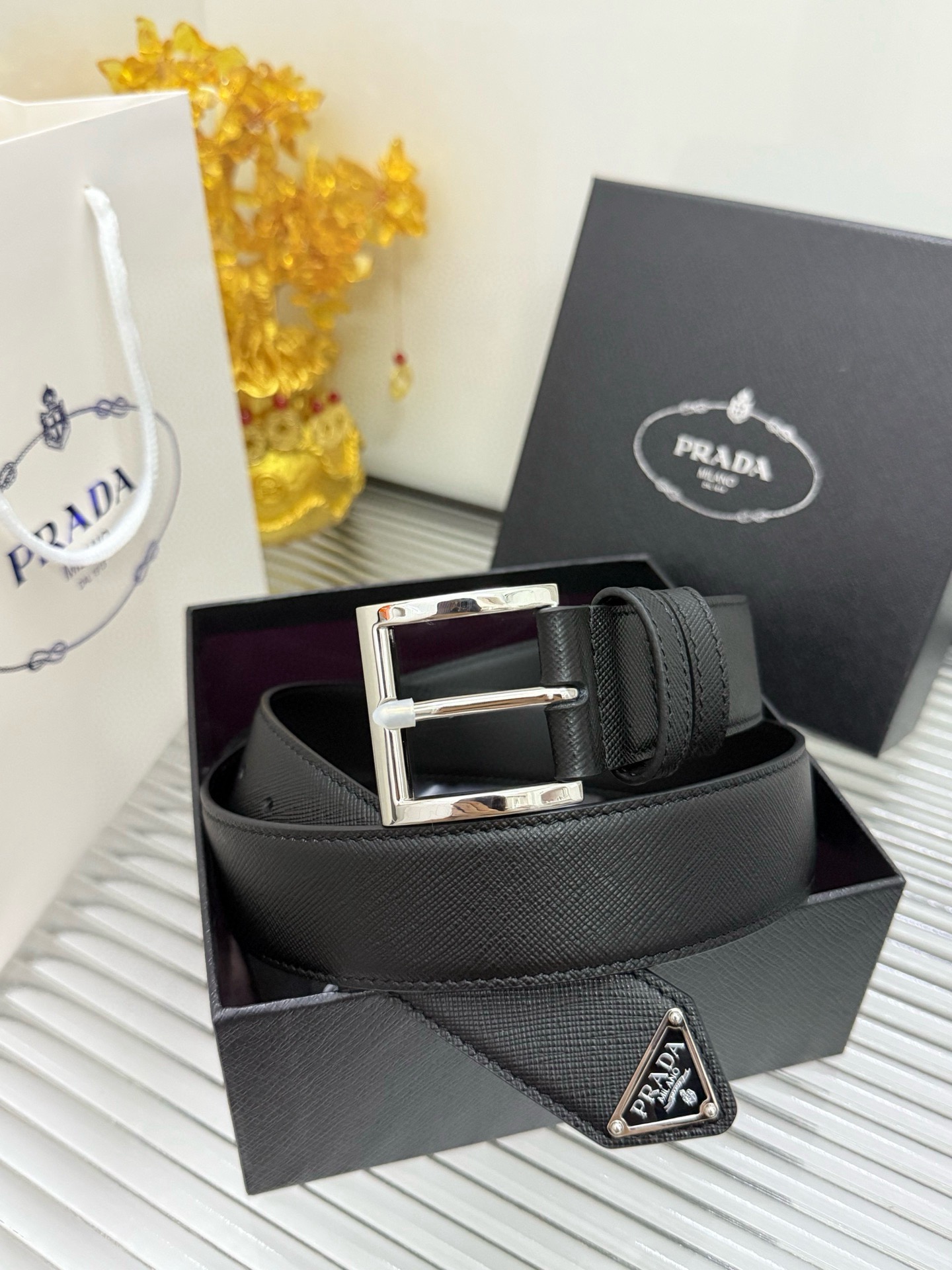 Prada 宽度：𝟑.𝟱𝗰𝗺 普拉达 PRADA « 配全套 原包装 » 针扣系列 做工细节 对版开模钢印