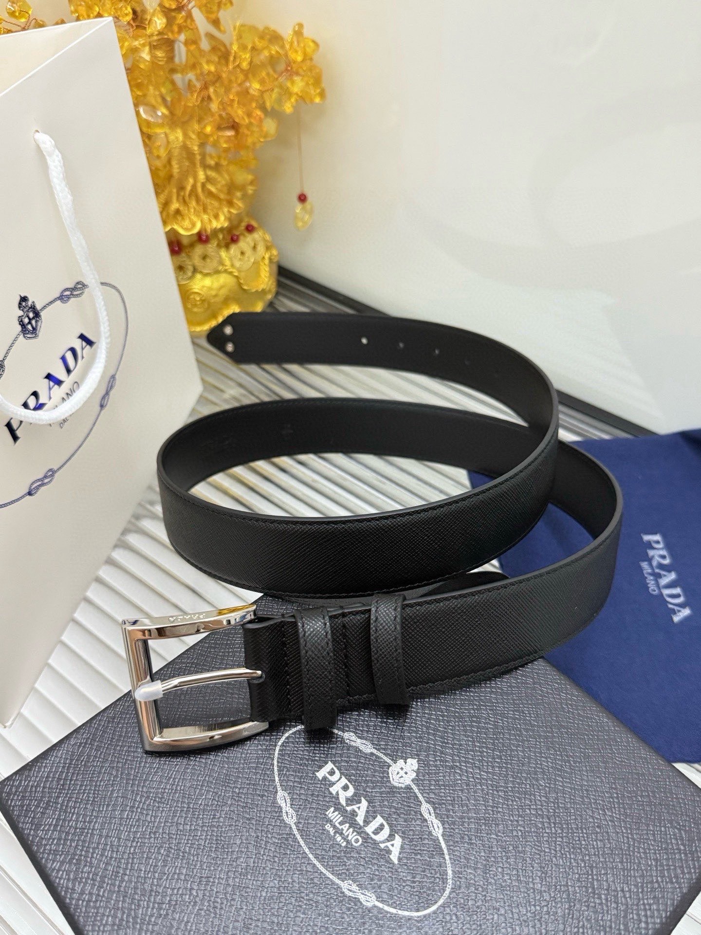 Prada 宽度：𝟑.𝟱𝗰𝗺 普拉达 PRADA « 配全套 原包装 » 针扣系列 做工细节 对版开模钢印