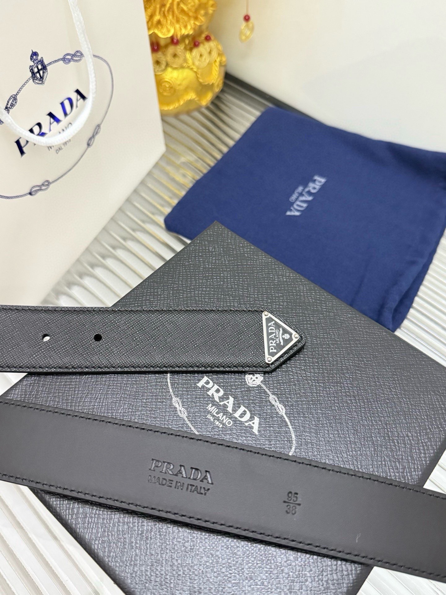 Prada 宽度：𝟑.𝟱𝗰𝗺 普拉达 PRADA « 配全套 原包装 » 针扣系列 做工细节 对版开模钢印