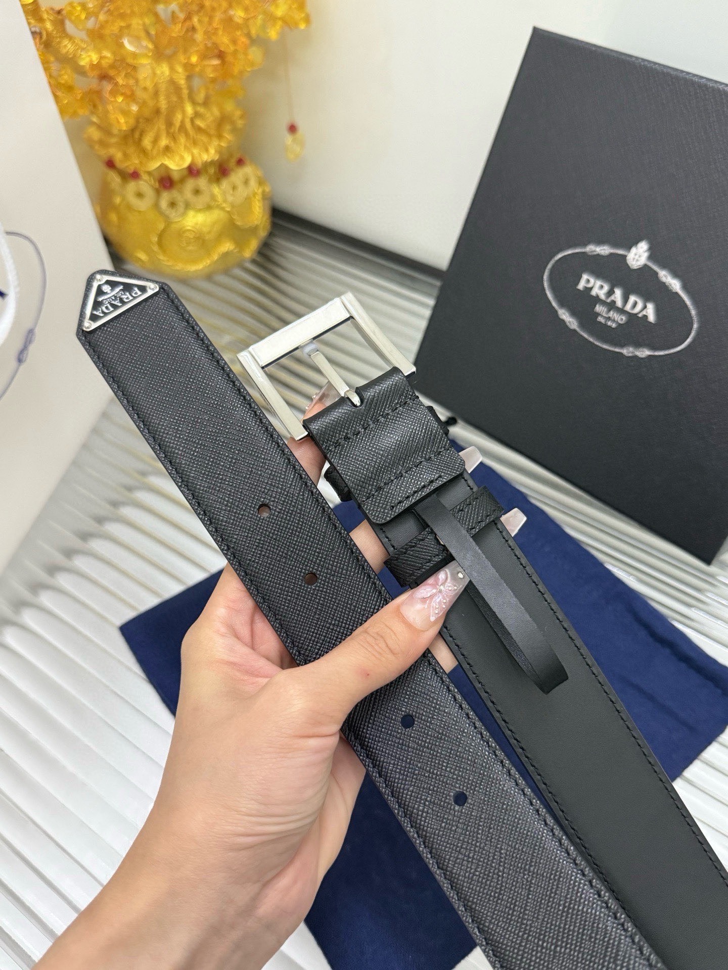 Prada 宽度：𝟑.𝟱𝗰𝗺 普拉达 PRADA « 配全套 原包装 » 针扣系列 做工细节 对版开模钢印