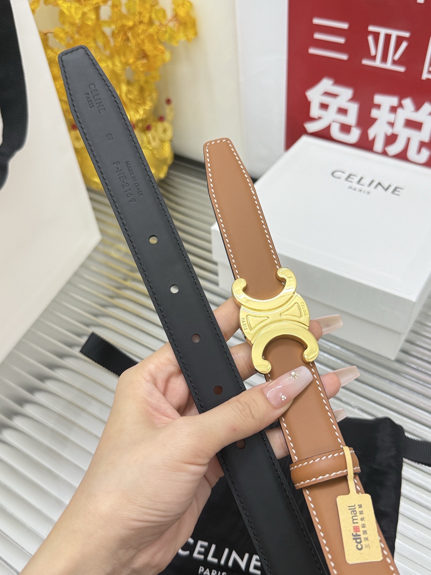 Celine 宽度：𝟮 𝟱𝗰𝗺 赛琳 CELINE « 配全套 原包装 » 挂扣系列双面可用 做旧精品纯铜鎏金+ 小牛皮 代购正货级 · 精细完美走线 细节 工整 高品质质量