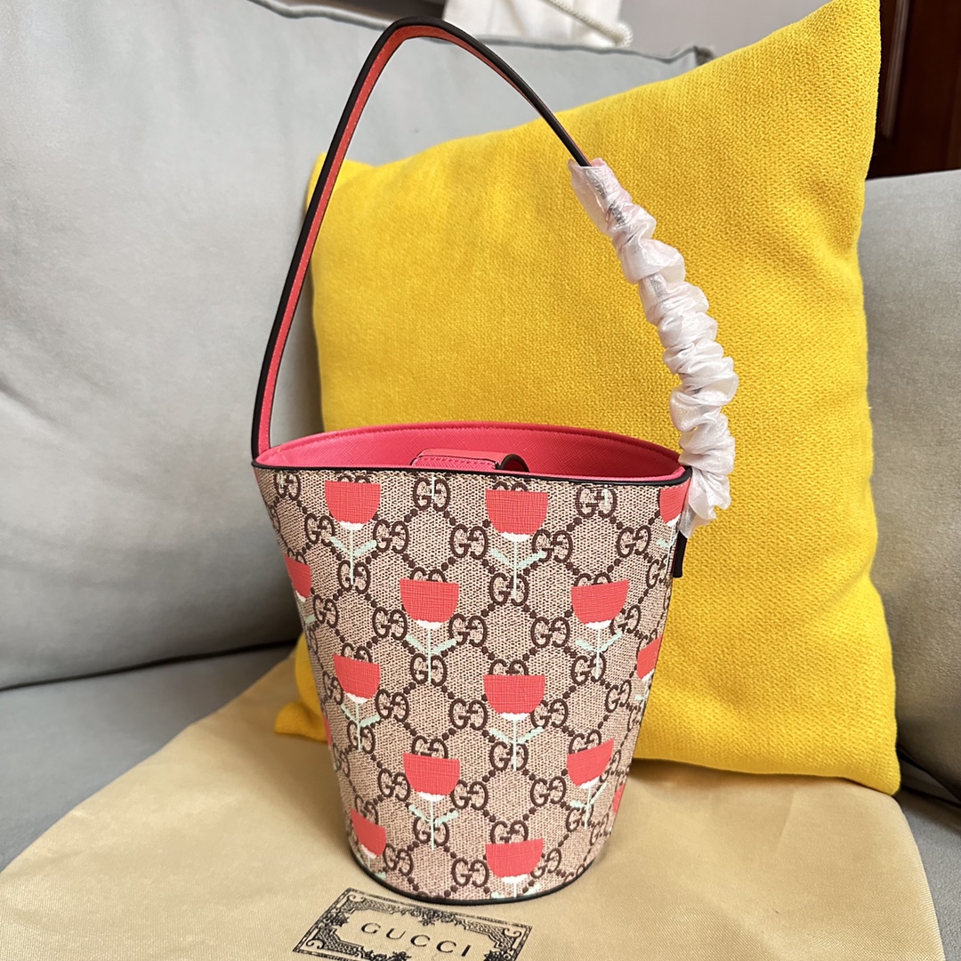 Bolso cubo floral. Empaque: bolsa de polvo.