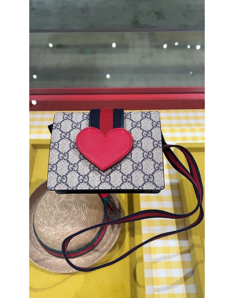 Bolso infantil con corazón. Tamaño: 12*16*4. Empaque: bolsa anti-polvo.