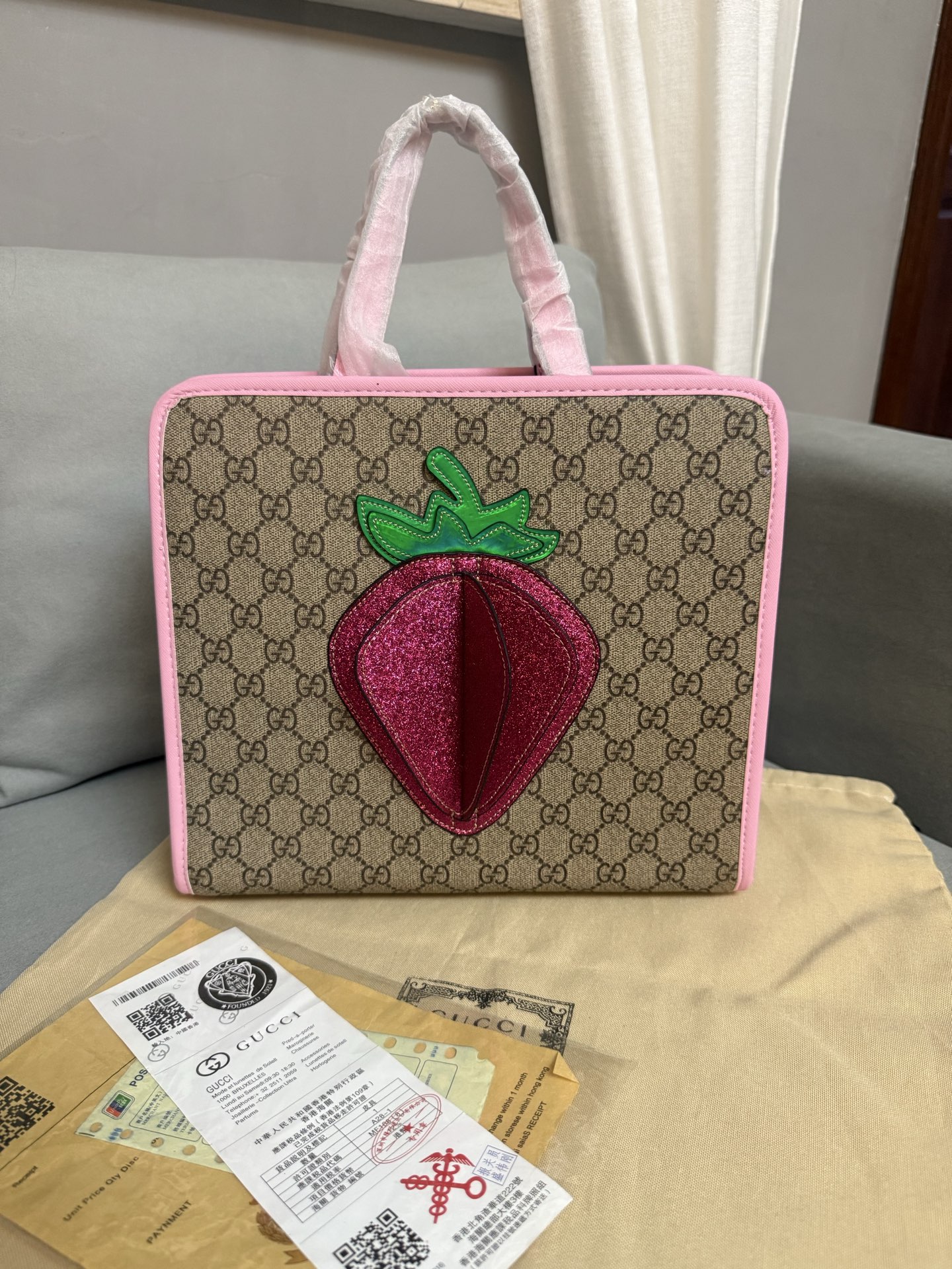 Bolso plano de fresa Tamaño: 28*25*10 Empaque: bolsa de polvo