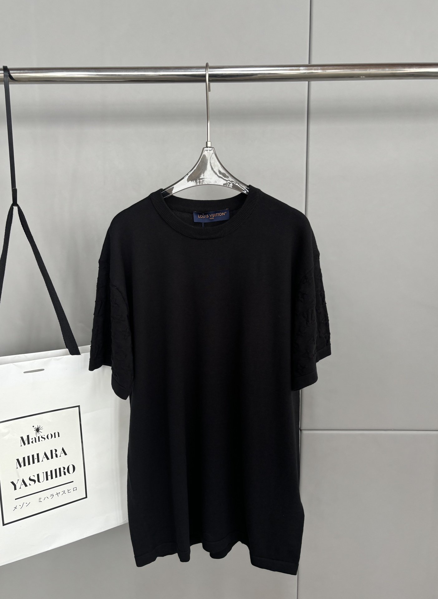 Louis Vuitto*n LV 春夏新款 重工毛线针织圆领T恤、衣袖品牌字母提花设计、简单款式不挑人穿、宽松版型、男女同款\n码数 SMLXL