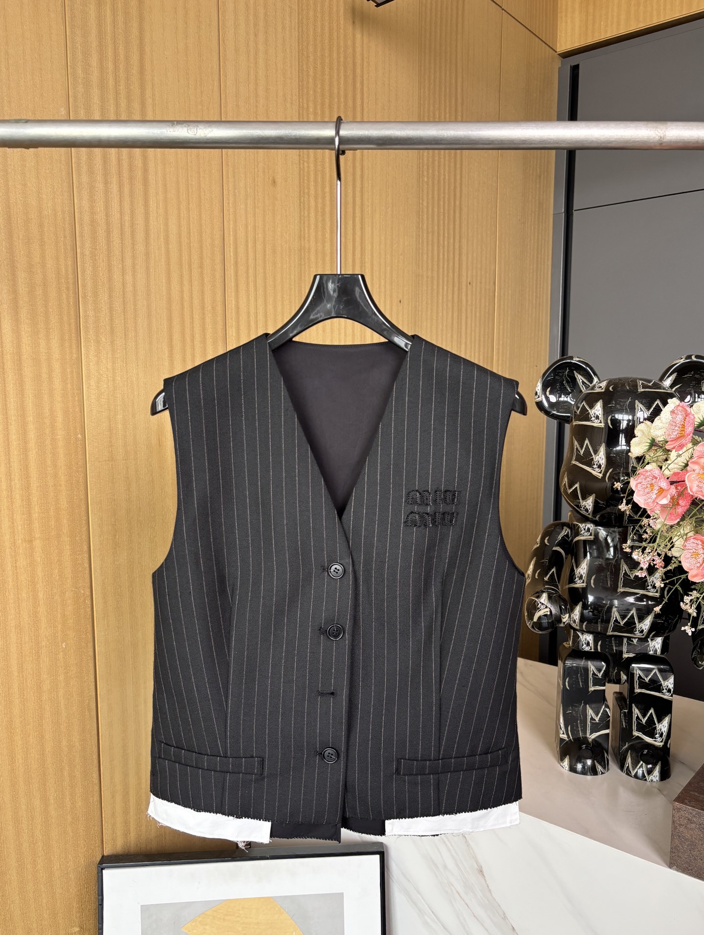 NO:318882,Miu m*u New early spring style, micro-label vertical striped vest vest, chest decoration logo logo 2-piece round buckle opening and closing, casual style SML, miumiu, alexander wang19860909Miu m*u 早春新款 微标竖条纹背心马甲、胸口装饰logo徽标 2粒圆扣开合,休闲版型 码数SML,,miumiu,alexander wang,Women's clothing