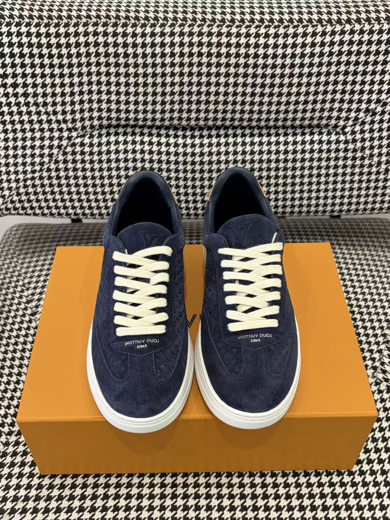 NO:898455,LV Donkey Brand Louis Vuitton Couple Model 26ss Latest LVFlash Series Couple Model Casual Sports Shoes Moral Training Shoes This Flash sneaker appears in the 2026 Spring and Summer Series with a simple and fashionable configuration. The leather patch on the cow leather upper is integrated with distinctive stitching and brand logo embossing to express the inspiration of leather goods. The same color rubber outsole blooms with Monogram flowers. Delivered in exquisite packaging. Fabric: Original custom imported frosted cowhide embossing. Inner:  Imported soft sheepskin lining. Sole: Original open-molded non-slip rubber material. Sole thickness 3cm. Size: Women's 36-40, Men's 40-44 (women's size 35.41. Men's size 39.45.46, customized and non-returnable), louis vuitton, louis vuitton, louis vuitton, sneakers, cowhide, sheepskin19860909LV 驴牌 路易威登 情侣款 26ss最新款LVFlash系列 情侣款 休闲 运动鞋 德训鞋 本款 Flash 运动鞋以简约时尚构型亮相 2026 春夏系列.牛皮革鞋面上的皮革贴饰融入鲜明缝线与品牌标识压纹,道出皮具的灵感启发.同色橡胶外底绽放 Monogram 花卉 配送精美包装 面料 : 原版定制进口磨砂牛皮压花 内里 : 进口柔软羊皮里 鞋底 : 原版开模防滑橡胶材质 底厚 3cm Size : 女款36-40 男款40-44（女码35.41.男码39.45.46定制不退换）,,louis vuitton,louis vuitton,louis vuitton,sneakers,cowhide,sheepskin,Men's shoes