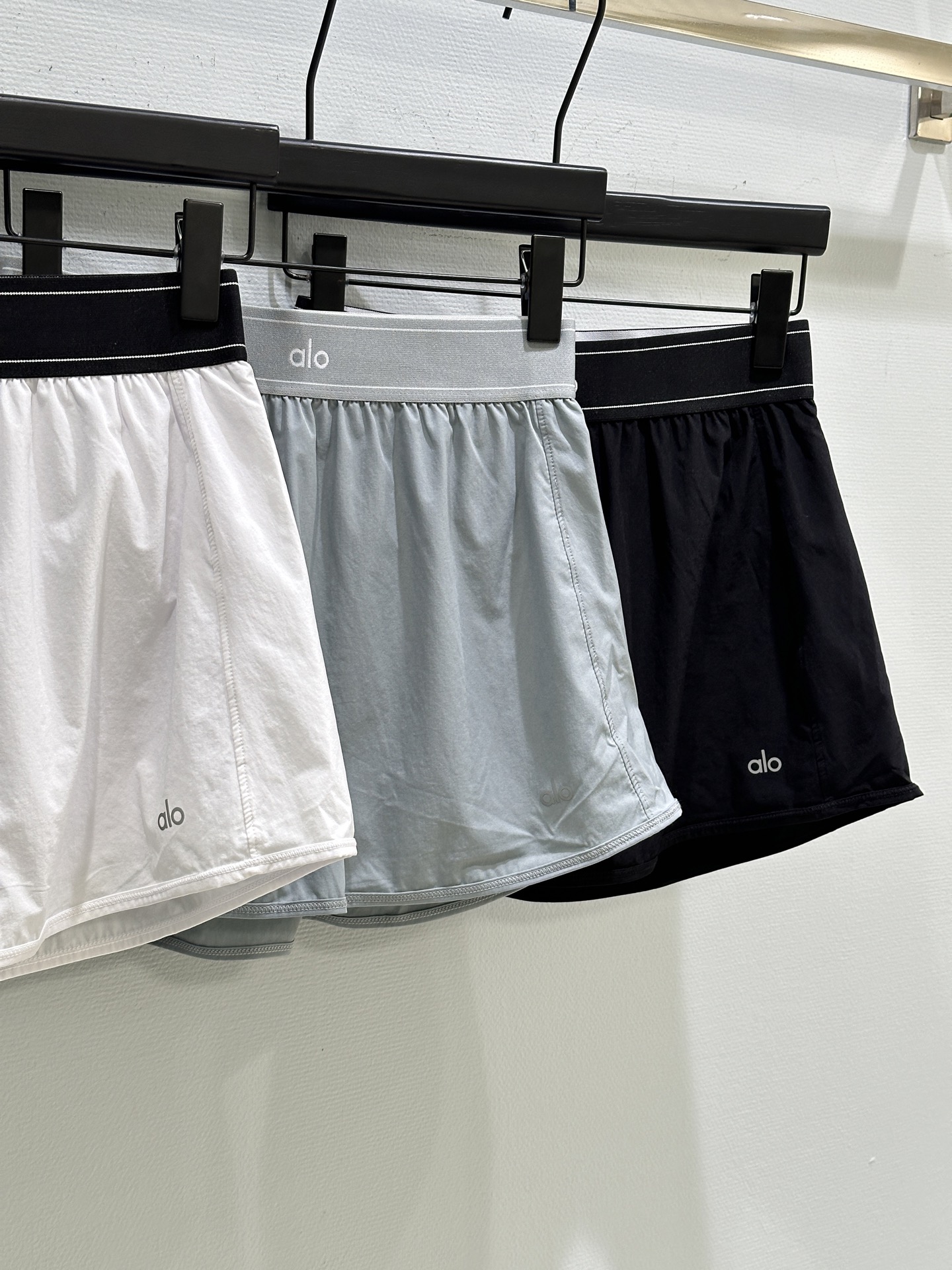 High-end Women’s Outfit Package: ALO’s SS Spring/Summer Collection with Skirts and Shirts. - 图片 2