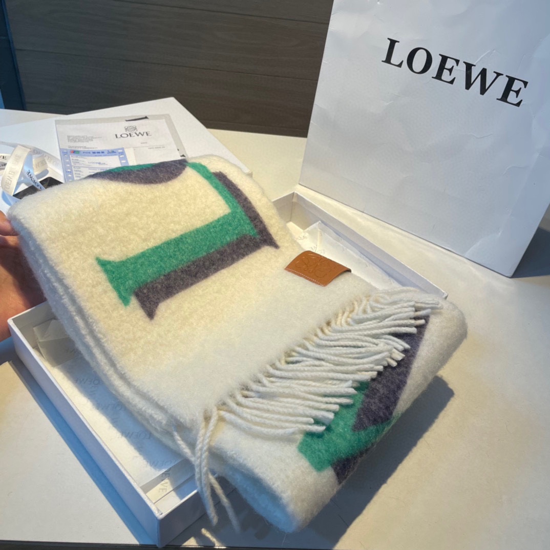 Loewe罗意威新品渐变羊毛马海毛围巾️斯德哥尔摩的温暖色彩第一眼便爱上超高颜值梦幻配色️Loewe的围