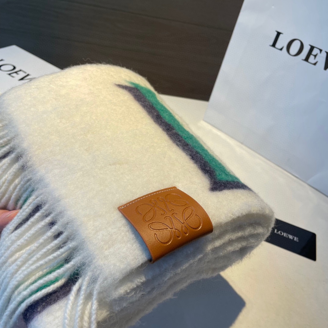 Loewe罗意威新品渐变羊毛马海毛围巾️斯德哥尔摩的温暖色彩第一眼便爱上超高颜值梦幻配色️Loewe的围