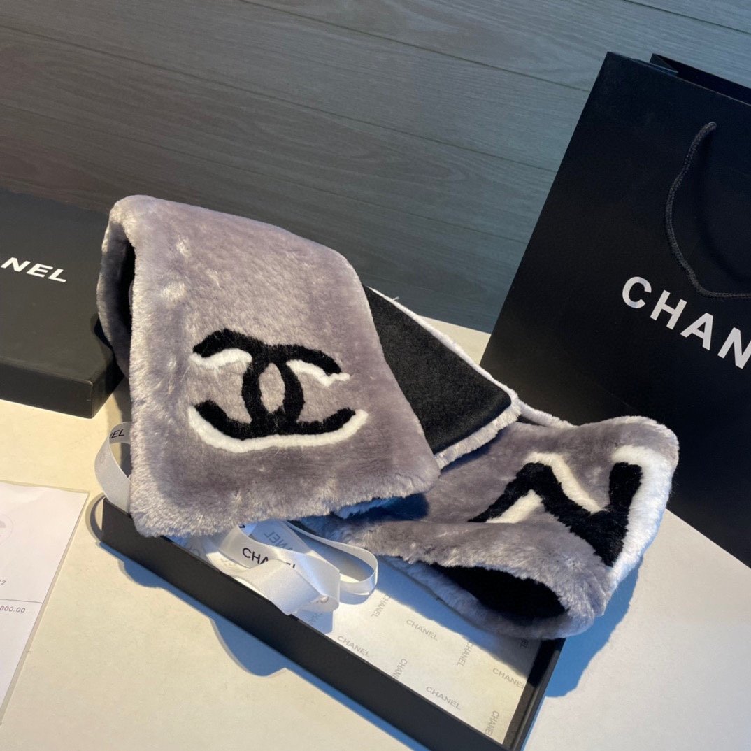 ️降温了️超级保暖Chanel秋冬新款！！！我能保证的是上身一定会喜欢进口人工皮草和羊绒的高端产物高级的