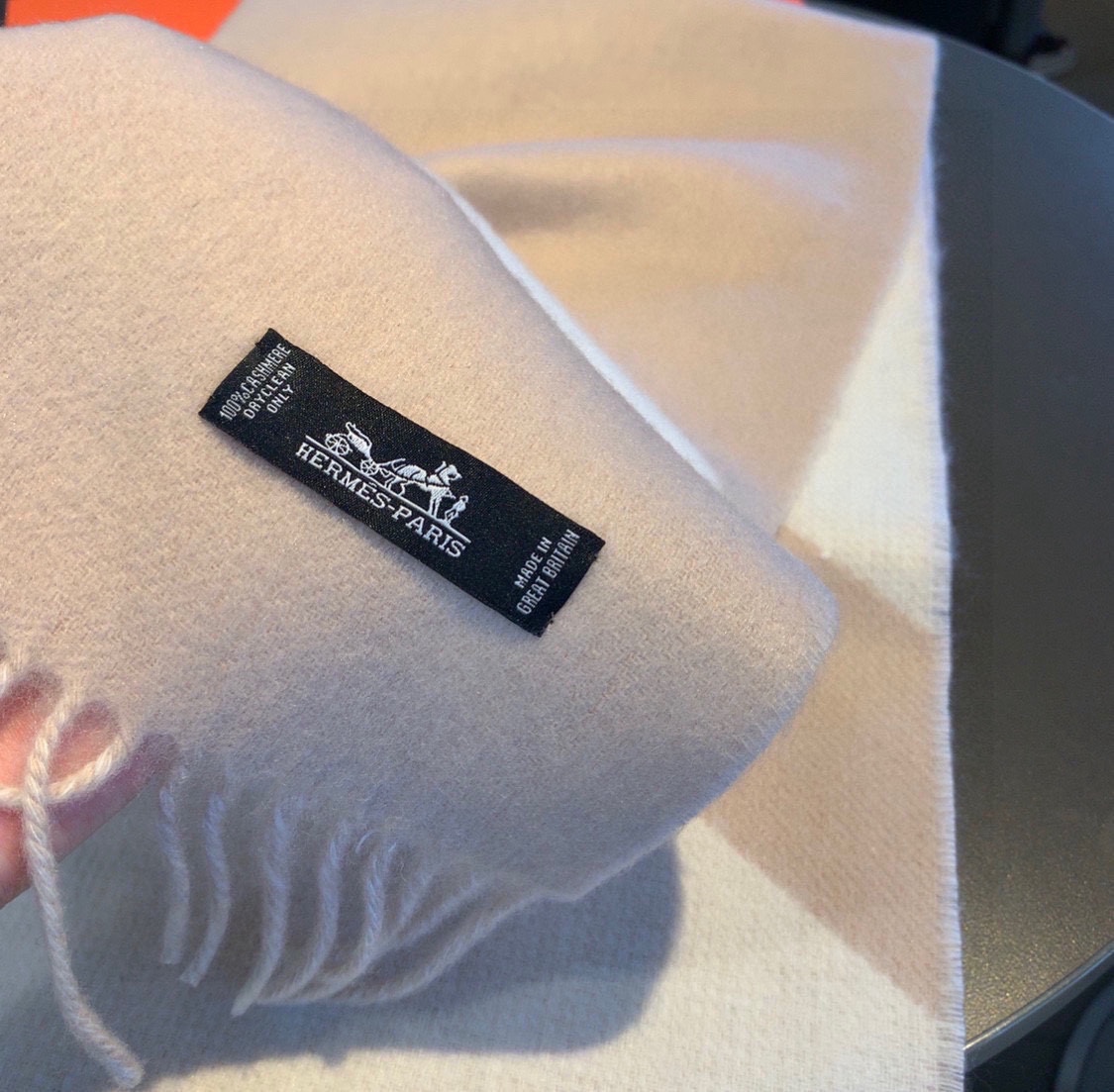 Hermes羊毛长款柔软的围巾精细的羊毛面料专柜同步在售双面的羊毛纱线非常柔软大气简约小小Logo采用装