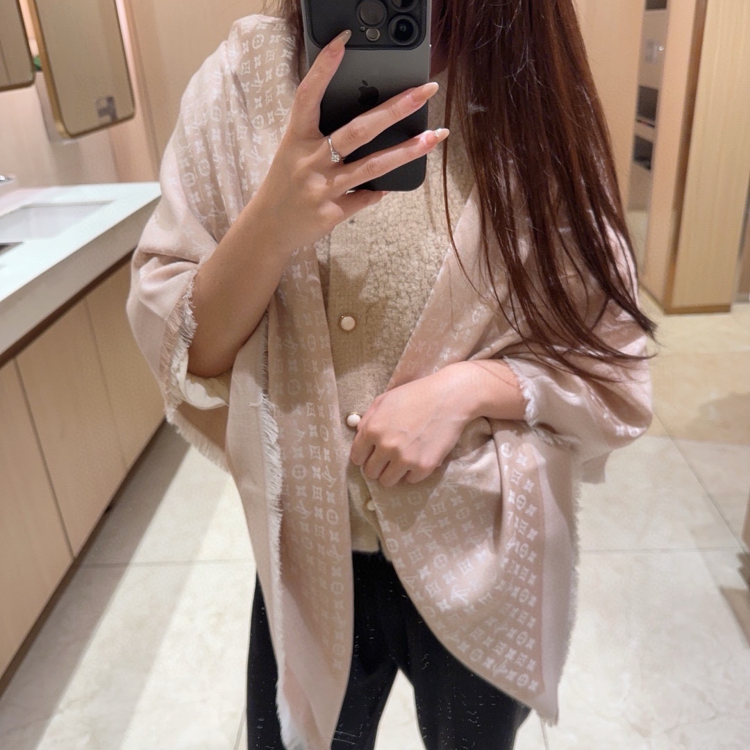 NO:168797,【The texture is good, the excellent little shawl freshly released by LV~!  】The shawl size is one of the rare 120cm*120cm. The small letters are presbyterian, which is really super heart-warming. The size design is just right, and the high-end ones are particularly atmosphere!  !  Focus on quality, really!  !  !  I understand it in seconds after I get it. I can also read the picture and I can also taste it. The jacquard of each letter is super neat and clear, with a strong three-dimensional feeling!  !  The touch is huge, fluffy and soft, luxurious and textured!  !  Size specifications: 120cm*120cm, 70 wool 30 mulberry silk. Four colors!  , high-version scarf, louis vuitton,shawls19860909【质感好牛,LV新鲜出炉的超赞小披肩~！】披肩尺寸是少有的120cm*120cm,小字母老花的设计,真的超级心水,尺寸设计都刚刚好的感觉,高级的特别有氛围感！！重点说下品质,真心绝！！！拿到手秒懂了,看图也能品出123吧,每个字母logo提花都是超级工整清晰,立体感强！！手感巨NB,蓬松柔软,奢华有质感！！尺寸规格120cm*120cm,70羊毛30桑蚕丝.四个色！,高版本围巾,louis vuitton,shawls,scarf