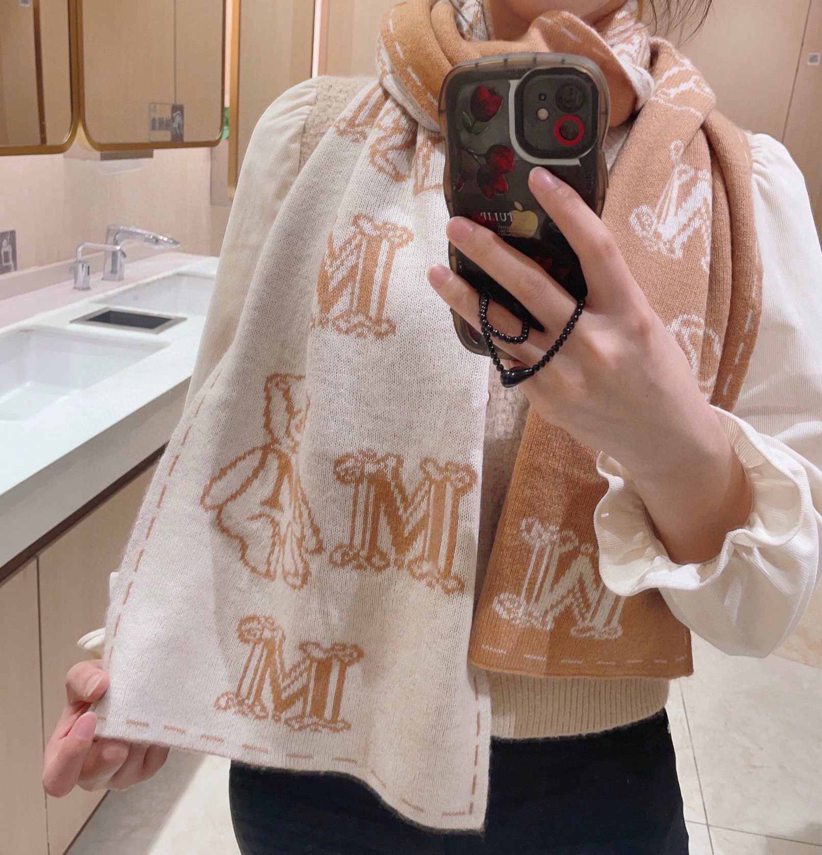 NO:168802,MaxMara classic knitted cashmere scarf has been arranged in a very straightforward way. The original order of genuine export has been delivered, one of which has just passed the customs and jumped straight into the UK. The last batch is still in emergency production. I don’t want to describe this kind of goods anymore. It’s a must-have for thousands of years. It’s universal for men and women. The buyer takes away some of the goods. The fabric is soft and glutinous, not heavy, super warm and skin-friendly. It’s low-key and luxurious. Every color is so cute that it’s a must-have for every color. Such a good price, I missed the broken brain size 36*190cm, a high-end scarf19860909MaxMara经典针织羊绒围巾来个硬货.麻溜的安排上.纯正出口原订单已经交货一批,其中一批刚过海关,直蹦英国.最后一批还在紧急生产中.这种货已经不想多描述了,万年必备款.男女通用.买手带走一部分.面料羊绒.手感软糯,不厚重.超级保暖亲肤.及其低调奢华每个色都是爱到爆炸每色必须安排上.这么好的价位,错过敲烂脑壳儿size36*190cm,高版本围巾,scarf