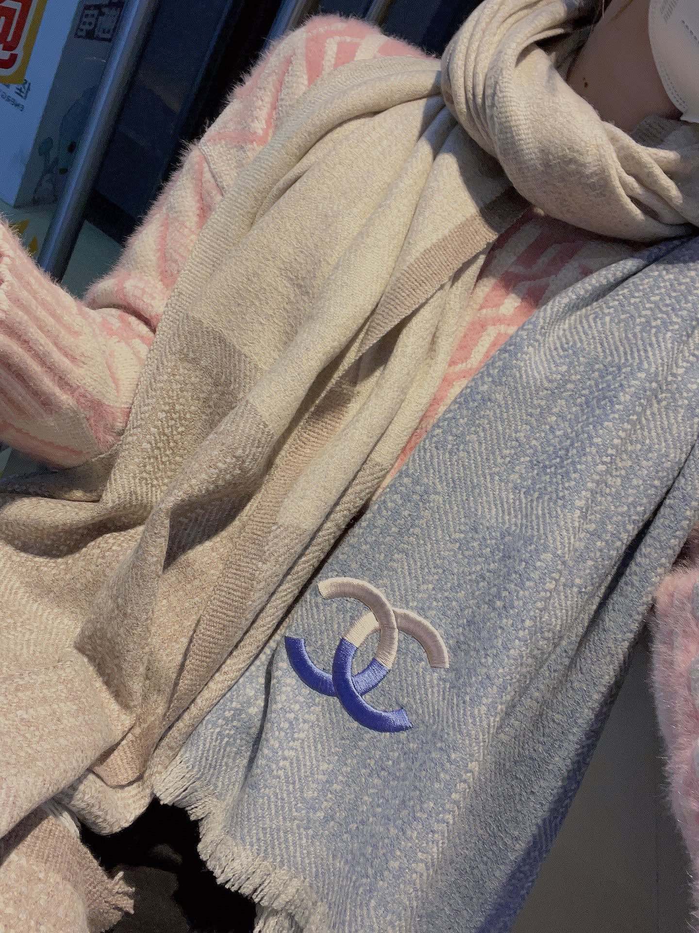 NO:168816,Get the new model and grab the top original order. The original product is authentic and beautiful. The top high-end product [Absolutely worth collecting] Chanel's beautiful and versatile counter is limited. It is difficult to order the top imported cashmere when you are rich. The quality of gold and silver thread is high and the quality is high and the exclusive real shot is absolutely high and exclusive!  What you see and get, the color is super positive and the top quality goods are not waiting for anyone. Special channels sell goods with one less and one absolutely top quality goods. Any detail is the rhythm of the counter 75*200 top quality imported cashmere for customers, high-end scarves, chanel19860909新款到手慢抢顶级原单正品旷世绝美顶级高端货【绝对值得珍藏】香奈儿绝美百搭款专柜限量哦有钱都很难订到顶级进口客供山羊绒,金银线镶边品质上乘送人自用绝对高大上独家实物拍摄！所见所得,颜色超正顶级好货不等人,特殊渠道货卖一个少一个绝对的顶级好货,任何一个细节都是专柜的节奏75*200顶级进口客供山羊绒重磅推荐,高版本围巾,chanel,scarf