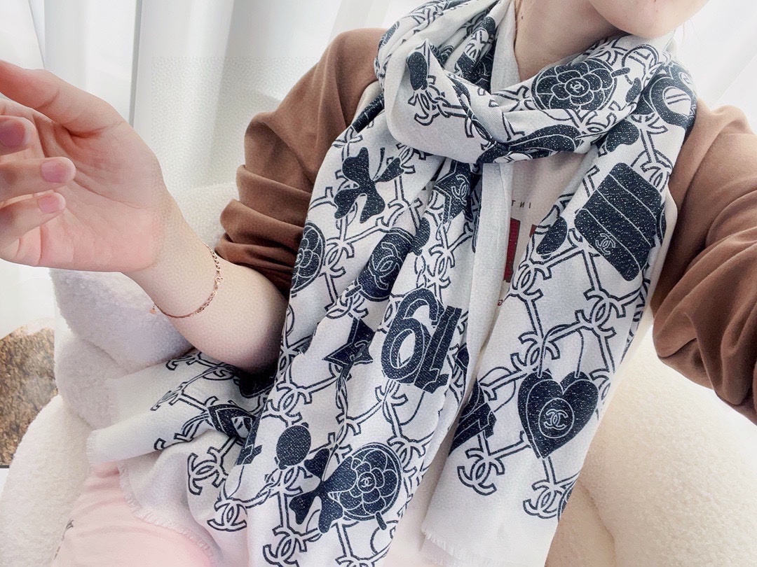 NO:168851,New scarf that will shine. New customer-supplied silver-line cashmere fabric long scarf. Beautiful [Tear] [Small fragrance silver-line icon], the imperial palace-level top-quality new counter is on sale. The unique design style of pure cashmere sequins plus rich Xiangjia's special splicing pattern printing this season. It is extremely beautiful. Really, the upper body is extremely luxurious and high-end. Rare~ Small expensive~ Look good or not. Look at it yourself. Size 105x200cm. Large long scarf, top-grade pure cashmere, high-end scarf, chanel19860909上新 会发光发亮的围巾 新款客供银线羊绒面料长巾 美翻了[流泪]【小香银线图标】,御用殿堂级极品新款专柜在售 纯羊绒亮片独特设计风格加上富有香家本季特色拼接图案印花 美丽至极 真的 上身极为奢华上档次 稀有～小贵～好看不好看自己看吧 尺寸105x200cm 大长巾,顶级纯羊绒,高版本围巾,chanel,scarf