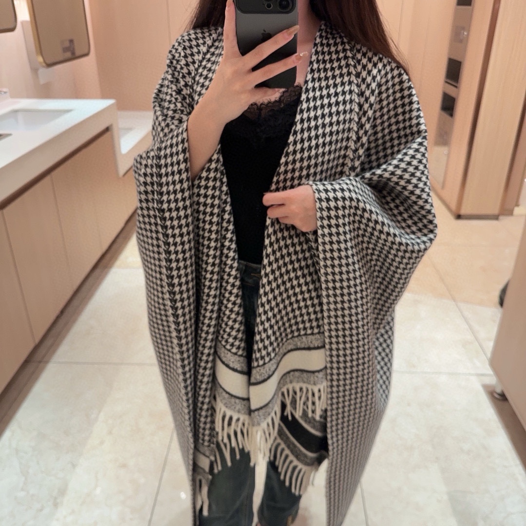 NO:168795,CD new product, Houndstooth cloak, classic among classics, must-have items for eternal celebrities, super easy to match, top-level tassels without dispersing edges, thick cloak, clear patterns, original super picture effect of upper body, specifications*, high-version scarf19860909CD新品 千鸟格斗篷 经典中的经典 永远的名媛必备单品 超级好搭配 顶级做流苏不散边 披风厚实保暖 纹路清晰 上身效果原超图片效果 规格*,高版本围巾,scarf